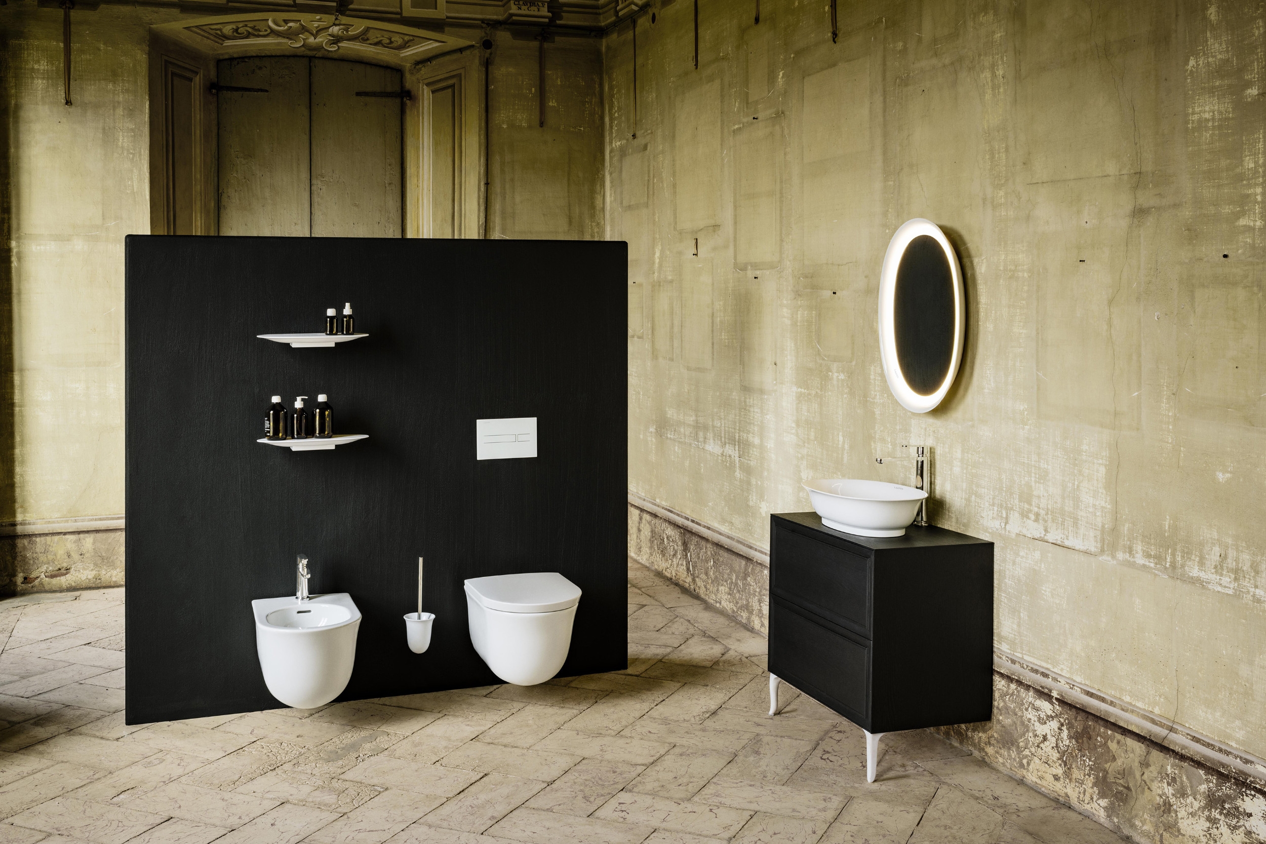 The New Classic collection encompasses washstands, washbasin bowls, toilets, a bidet and bathtub, faucets, mirrors and accessories, as well as furniture