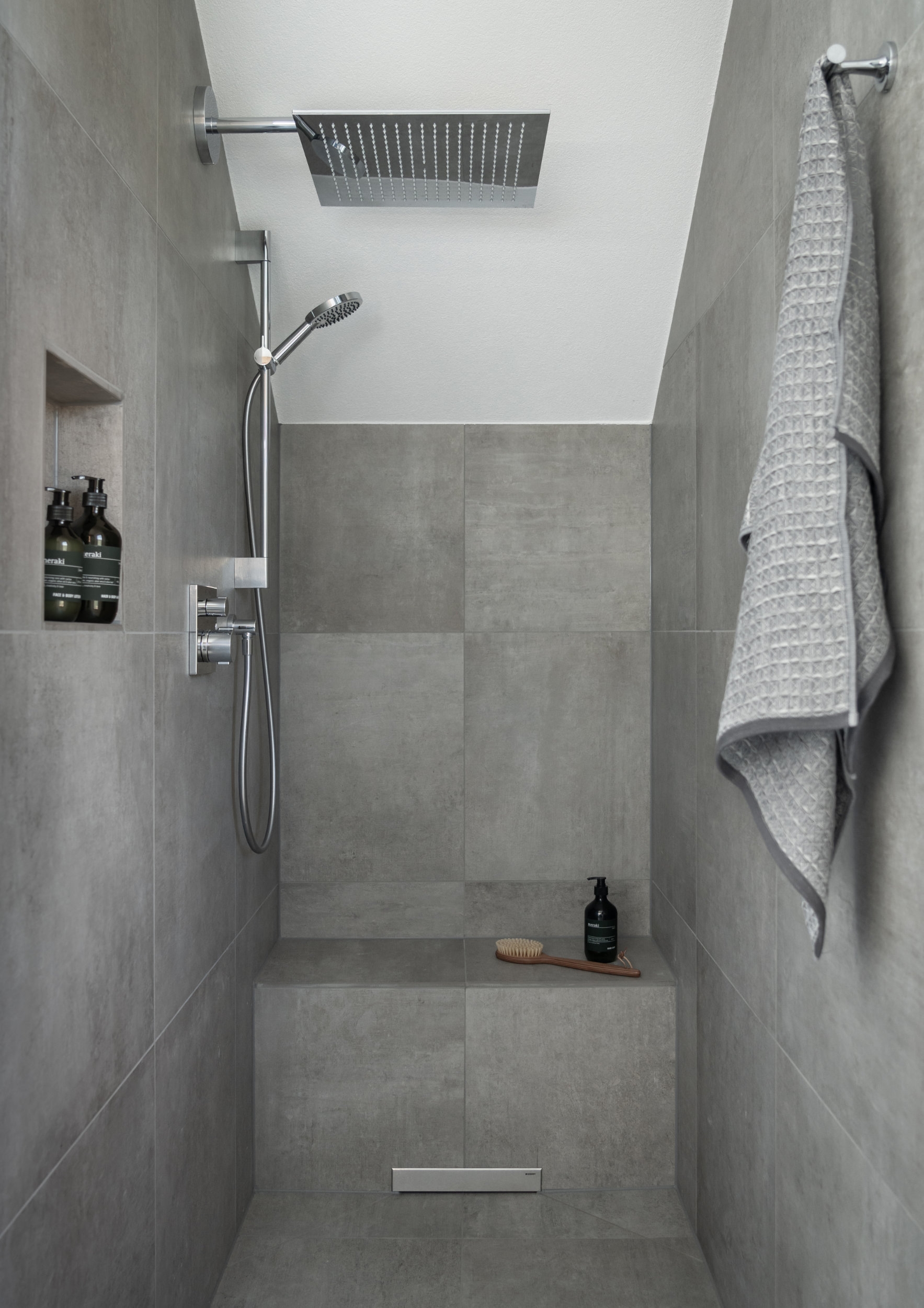 The mirror with dimmable LED lighting visually enlarges the room, which, thanks to partitions has more structure. The floor-level shower offers easy access and comfort with underfloor heating, square overhead shower and hand shower