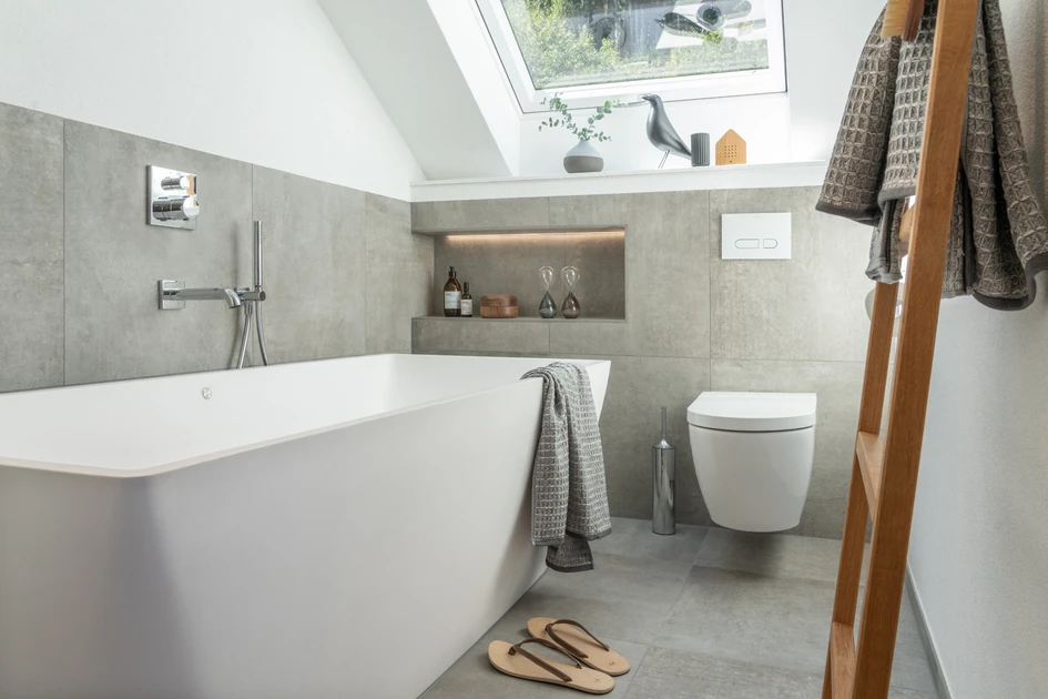 The freestanding bathtub with two back slopes and integrated air-whirlpool system is not only eye-catching, it is also a place for relaxation that the whole family can enjoy