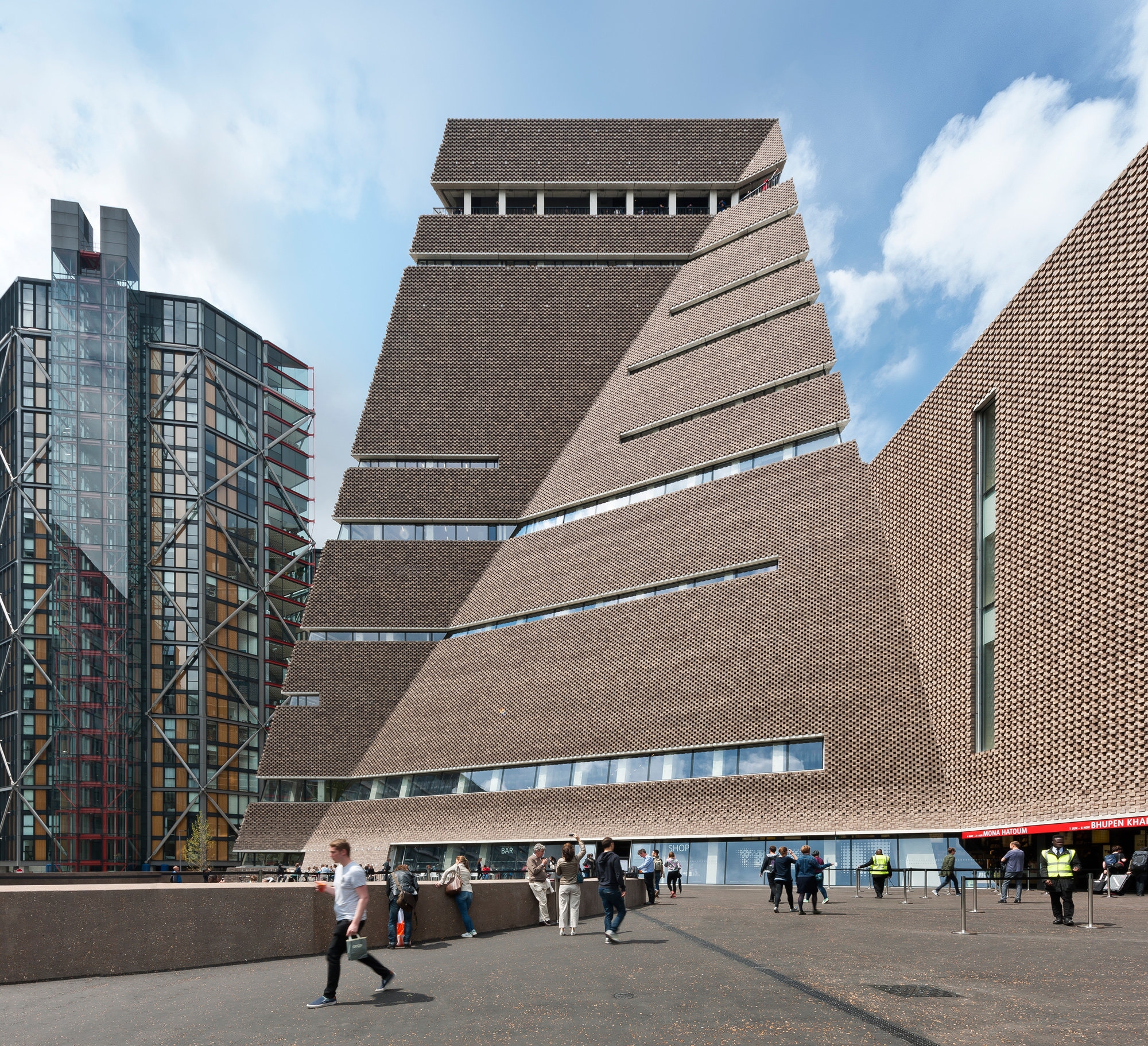 The architects Herzog & de Meuron designed the twisted, truncated pyramid of the Tate Modern in London with a perforated clinker cladding that, at night, provides unusual illumination. Photos: © Anke Müllerklein