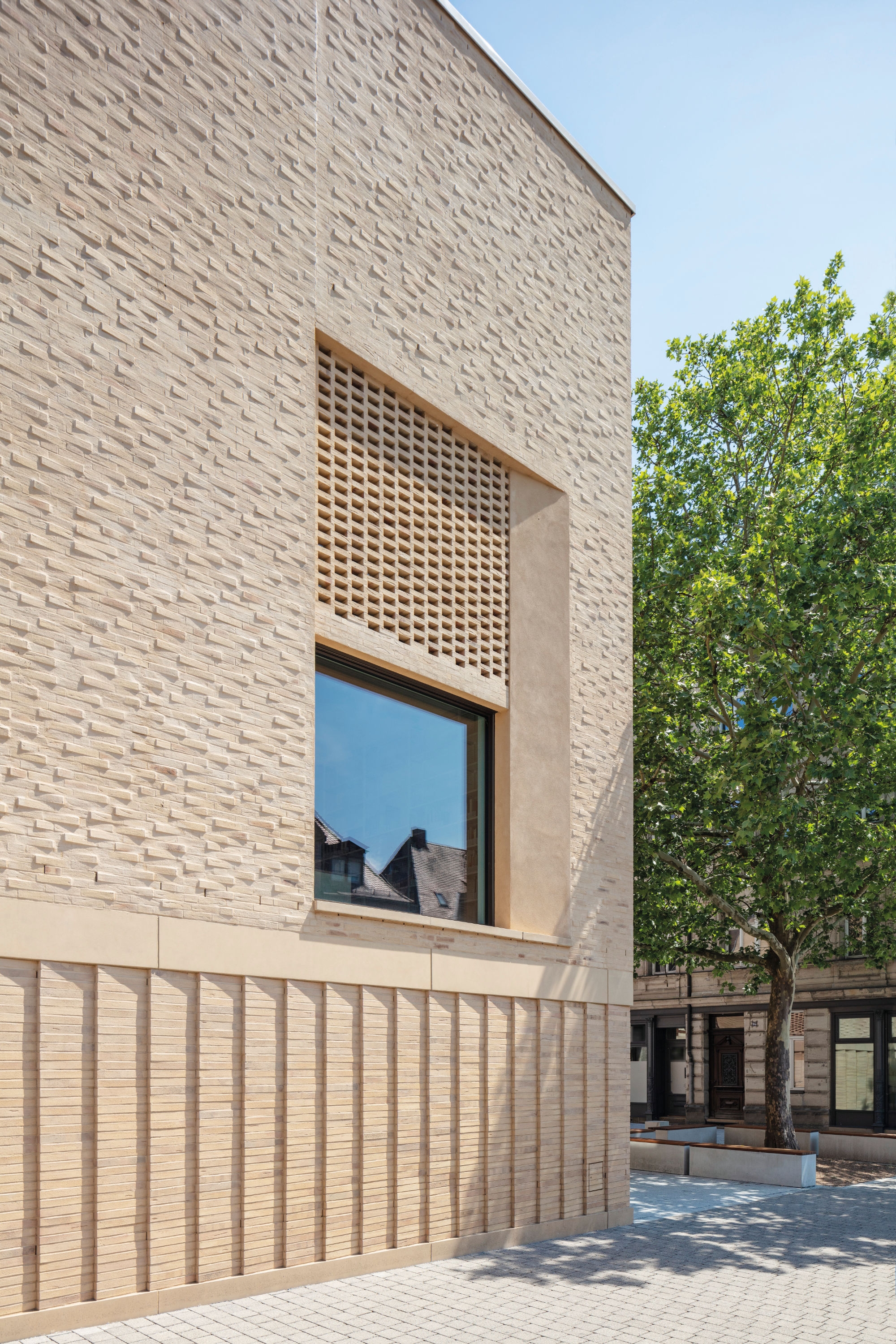 The GIMA clinker bricks used for the irregular, muddy facade of the extension building are sand-coloured and blend in perfectly with the overall appearance of Fürth's old town. Photo: © Alexander Bernhard