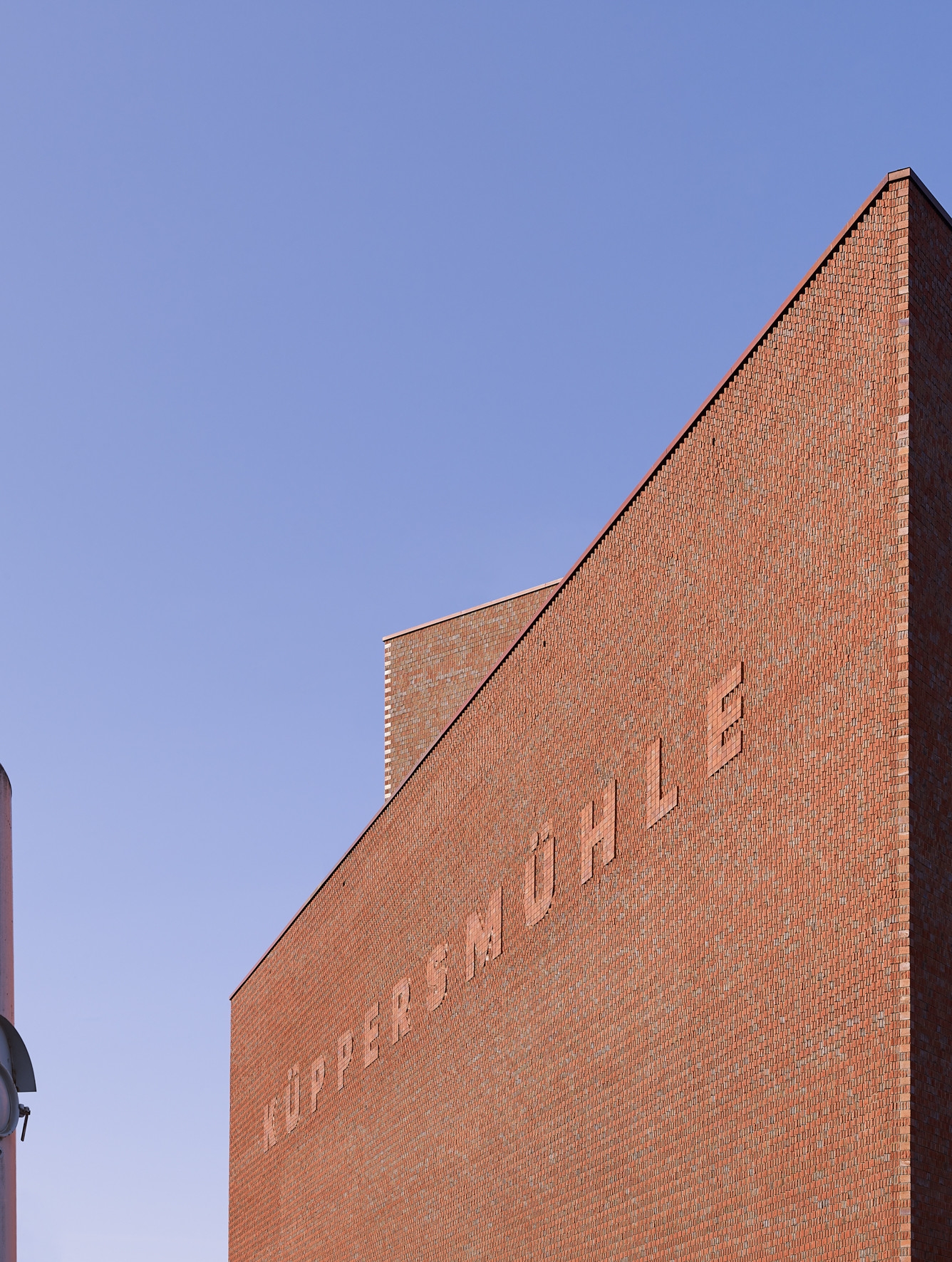 With GIMA facade bricks, the architectural firm Herzog & de Meuron succeeds in achieving continuity across different epochs in the masonry of the Küppersmühle in Duisburg. Photos: © Jörg Seiler