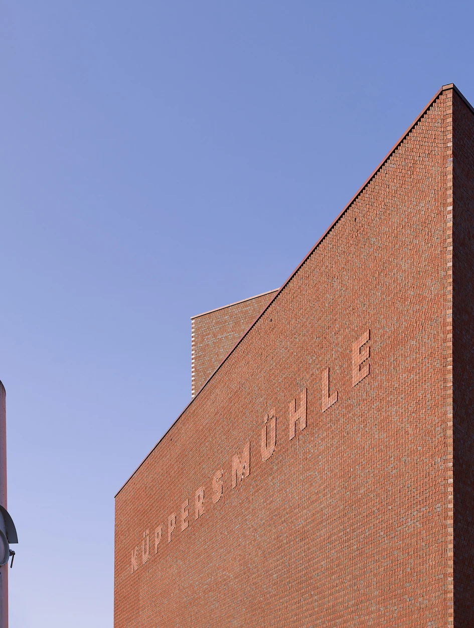 With GIMA facade bricks, the architectural firm Herzog & de Meuron succeeds in achieving continuity across different epochs in the masonry of the Küppersmühle in Duisburg. Photos: © Jörg Seiler