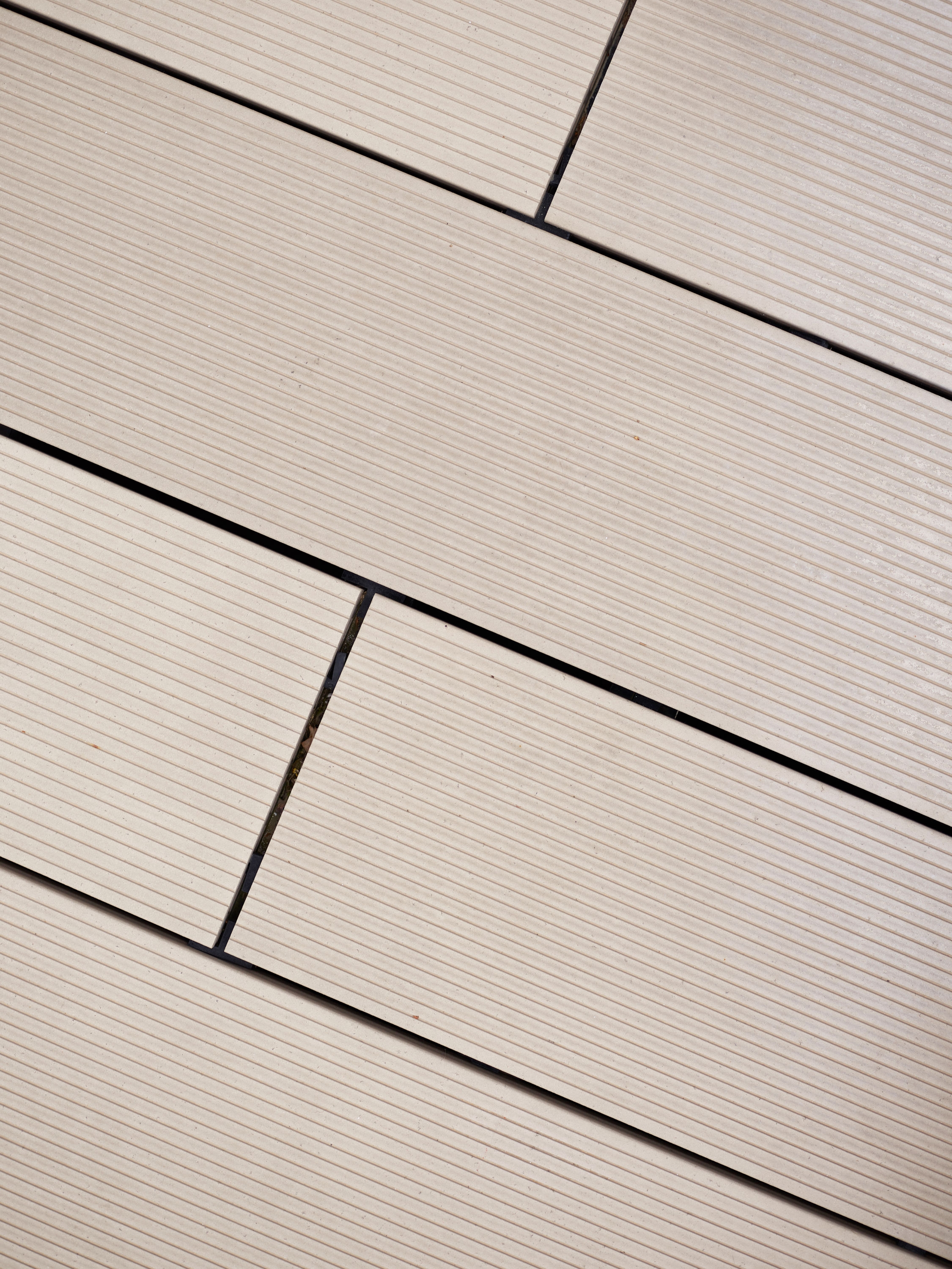 The slender rectangular formats of the CERPIANO+ ceramic terrace system are solid-coloured, colour-stable, made of 100% natural raw materials and are available in carmine red, chestnut brown, titanium grey and volcanic grey. Photos: ©Alexander Bernhard