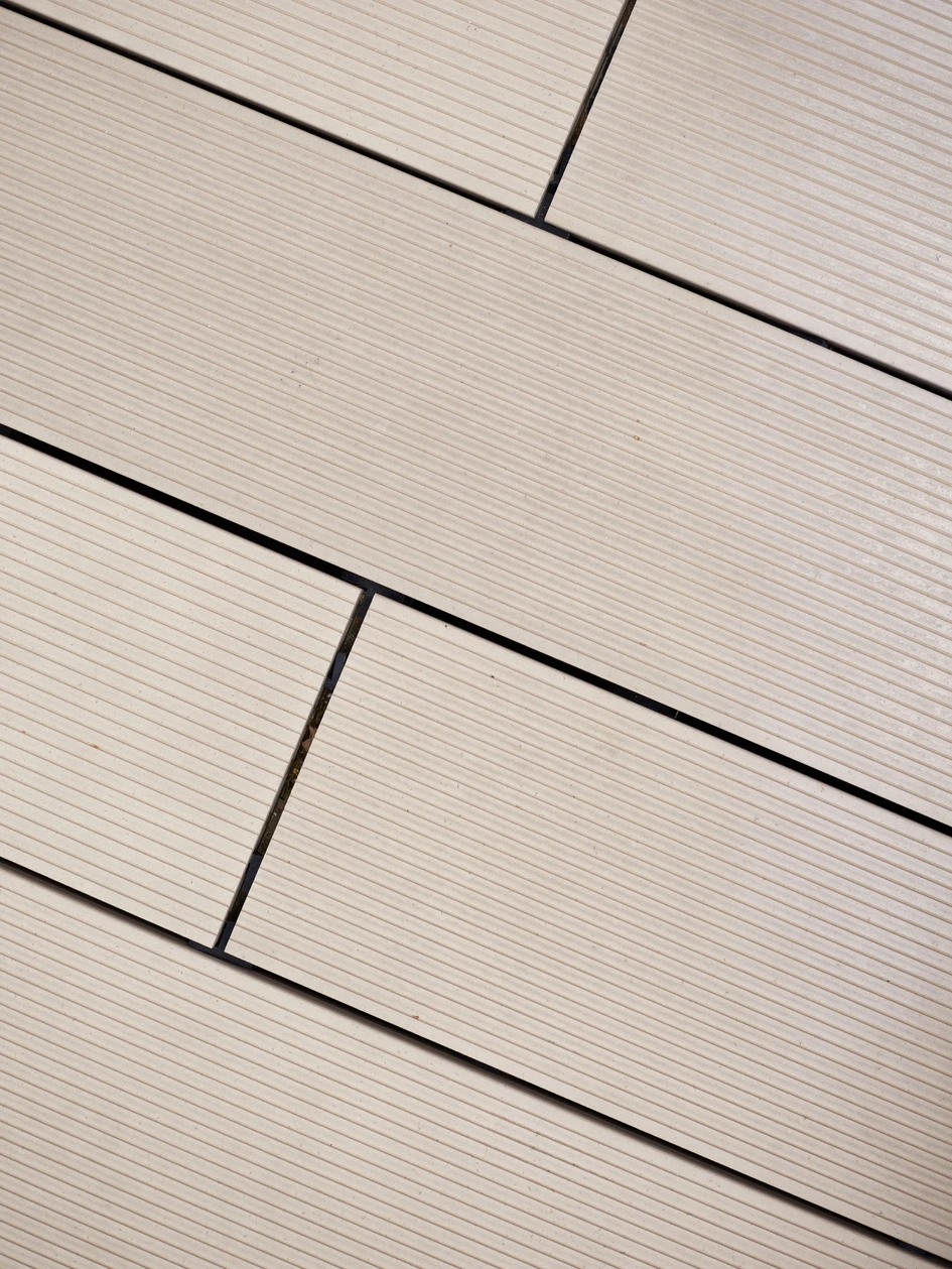 The slender rectangular formats of the CERPIANO+ ceramic terrace system are solid-coloured, colour-stable, made of 100% natural raw materials and are available in carmine red, chestnut brown, titanium grey and volcanic grey. Photos: ©Alexander Bernhard