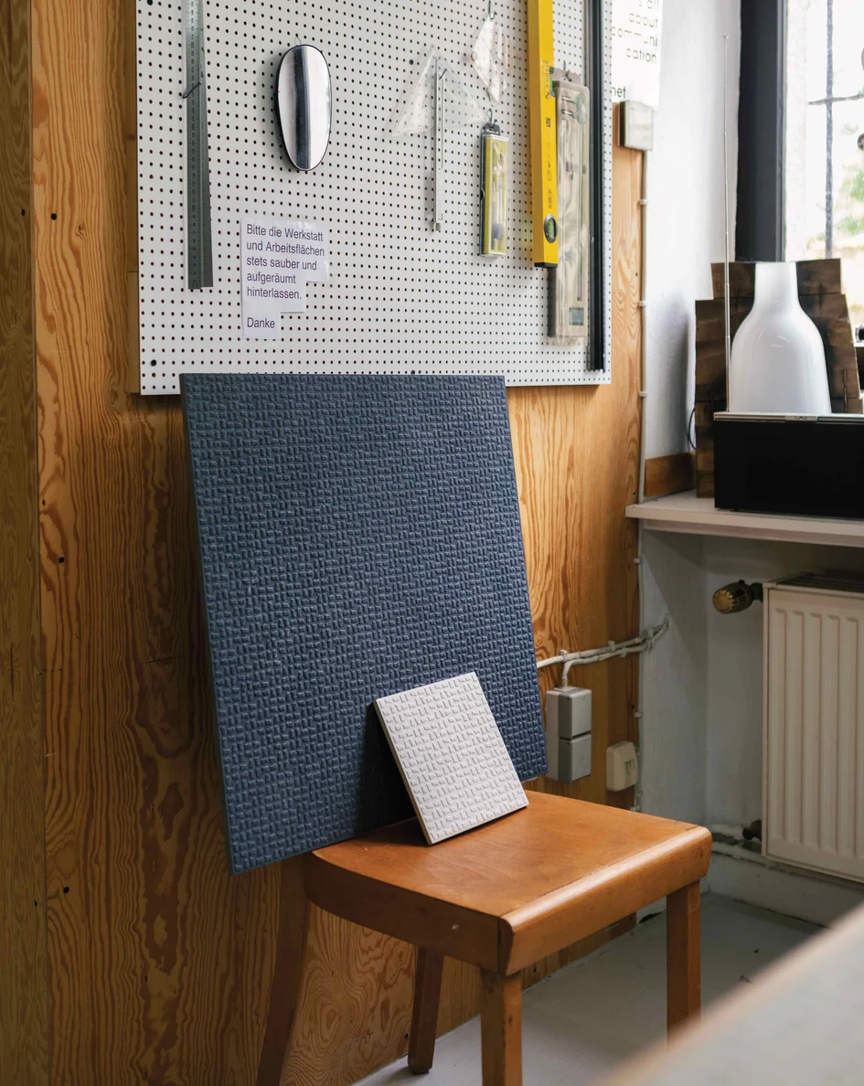 Designer Sebastian Herkner and his team created the Grid surface structure for the Area Pro tile series. The look, inspired by fine-grained limestone, has a timeless appeal