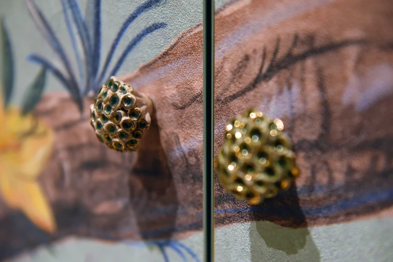 On closer inspection, Polly’s intricate, rich details are revealed in all their pin-sharp clarity