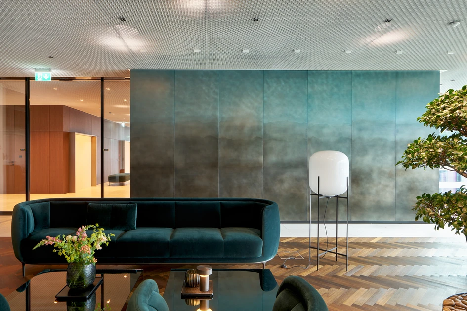 Centre-stage is a premium parquet floor, laid in a herringbone formation, from Swiss wood-flooring specialists Bauwerk, which functions as a unifying element and contrasts emphatically with the polished stone surface around it