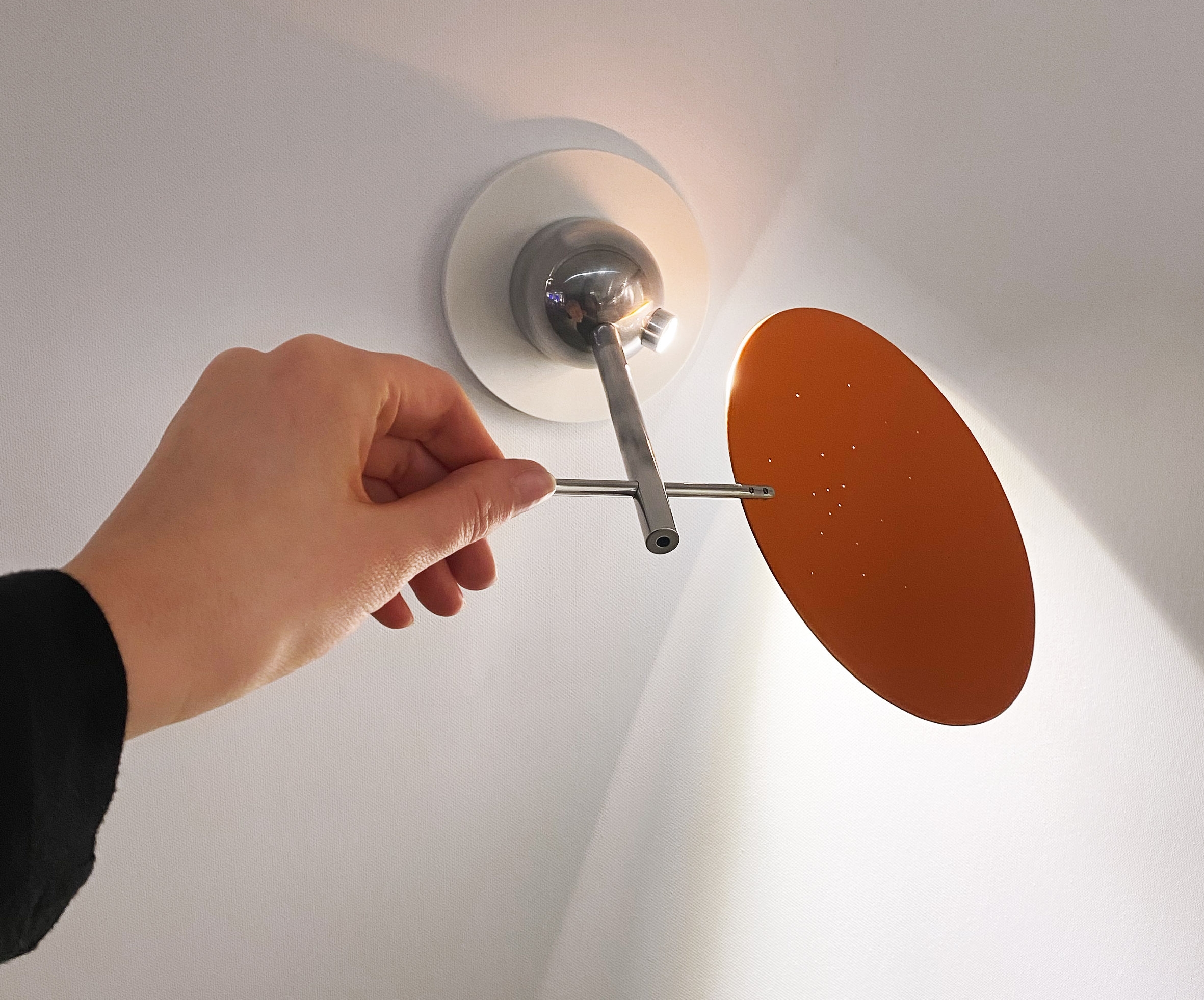 Orbittu clearly bears the signature of Ingo Maurer and can be installed wherever there is a light socket – thanks to the Plug & Light system