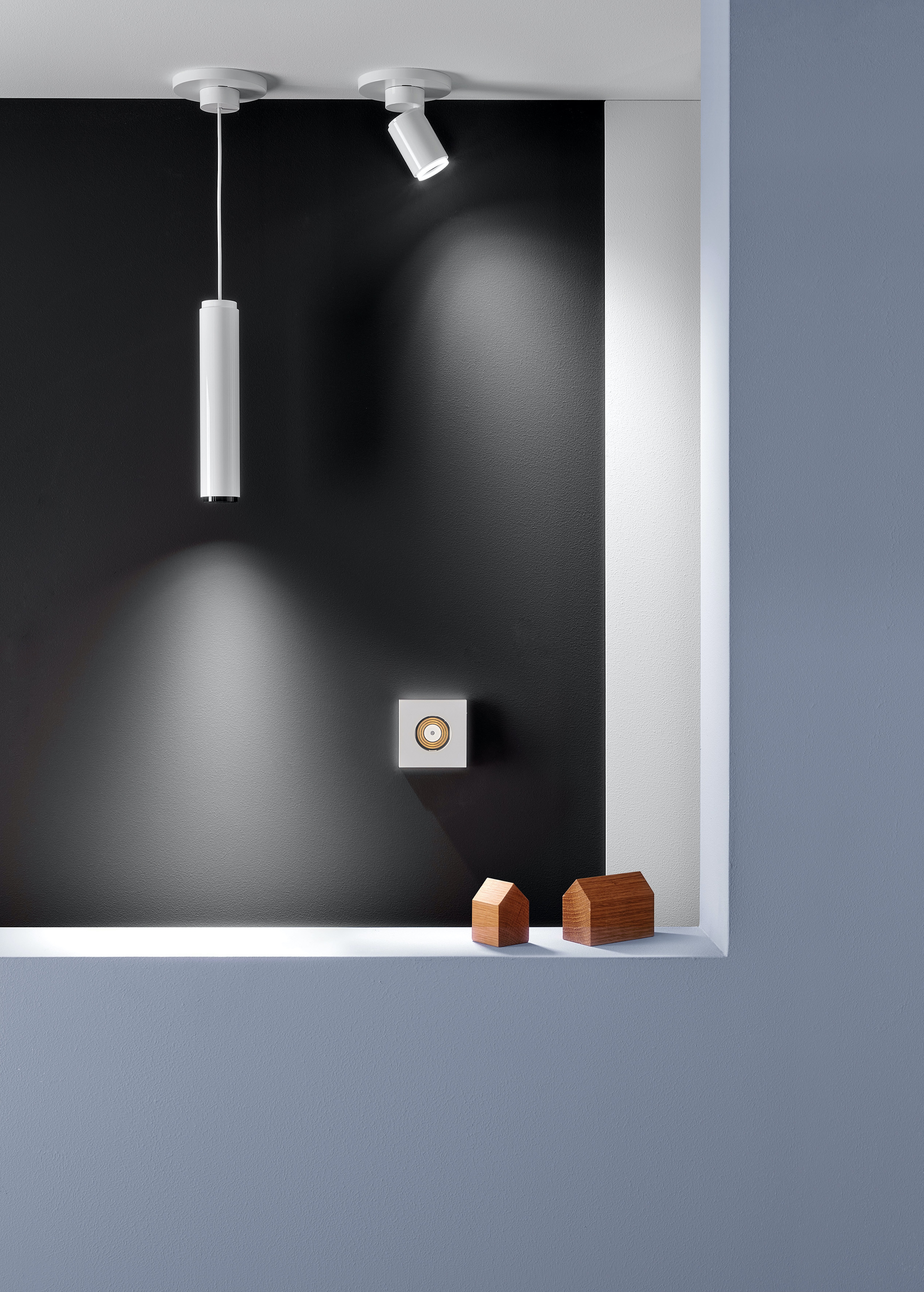 The Jung LS 990 switch series (above) is a classic – Plug & Light lighting solutions in matching design and surface are available. Below: Light sockets for ceiling and wall: Electronics specialist Insta developed the Plug & Light components 