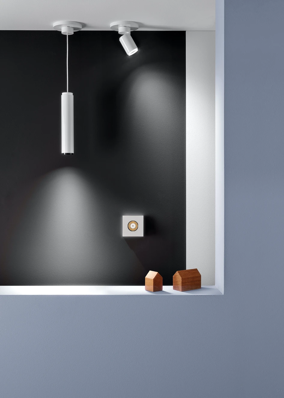 The Jung LS 990 switch series (above) is a classic – Plug & Light lighting solutions in matching design and surface are available. Below: Light sockets for ceiling and wall: Electronics specialist Insta developed the Plug & Light components