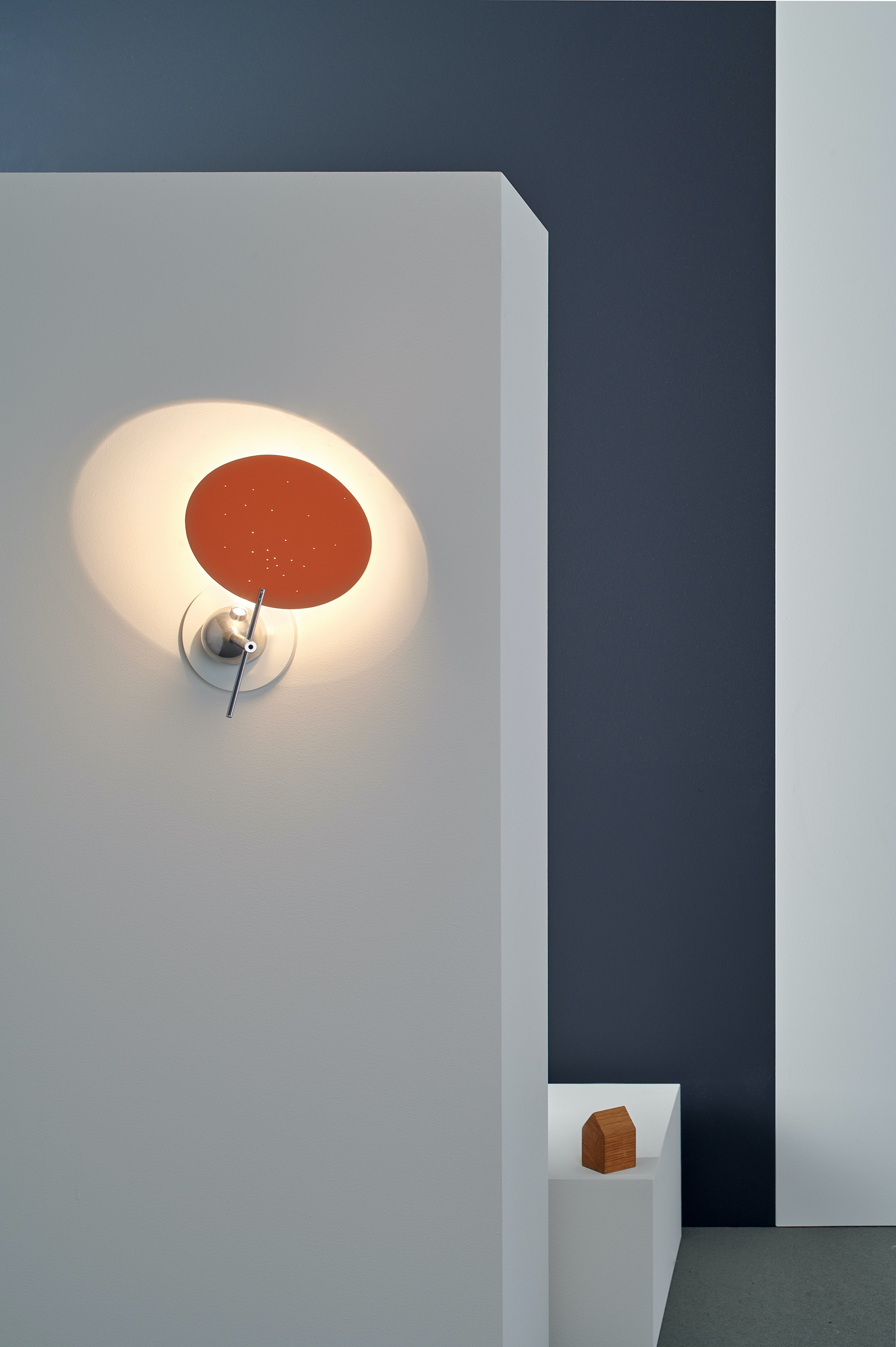 Double rotation: Orbittu by Ingo Maurer translates the sophisticated Plug & Light technology into a particularly charming luminaire design