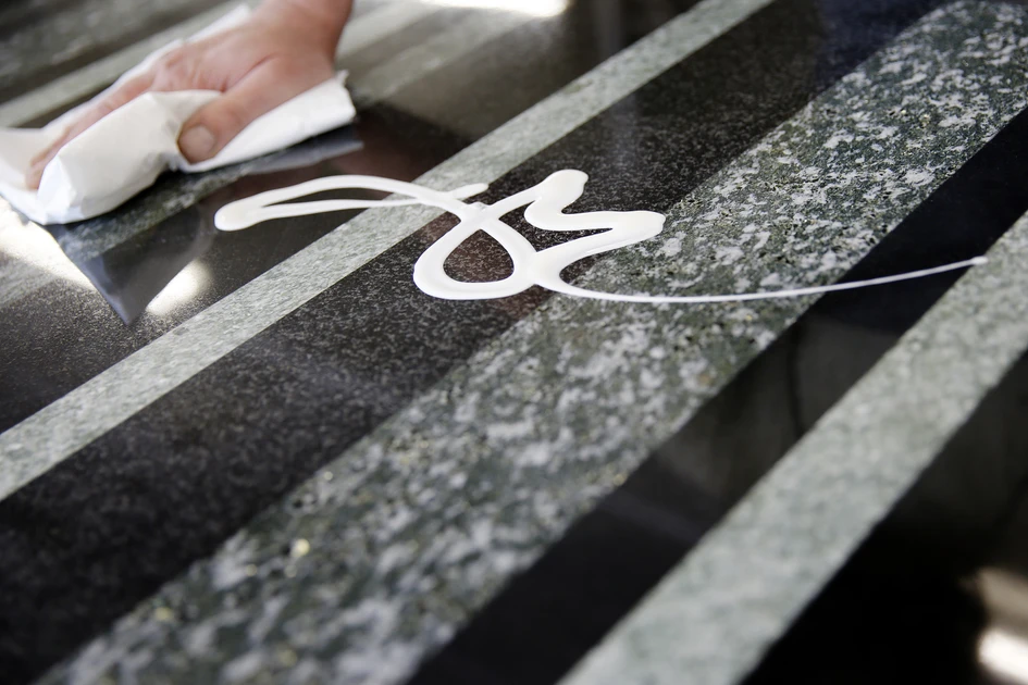 DRAENERT – a manufactory in the best sense of the word: Using a process that involves numerous steps, stone is transformed into an unmistakable object. Each table top is unique and tells its own story 