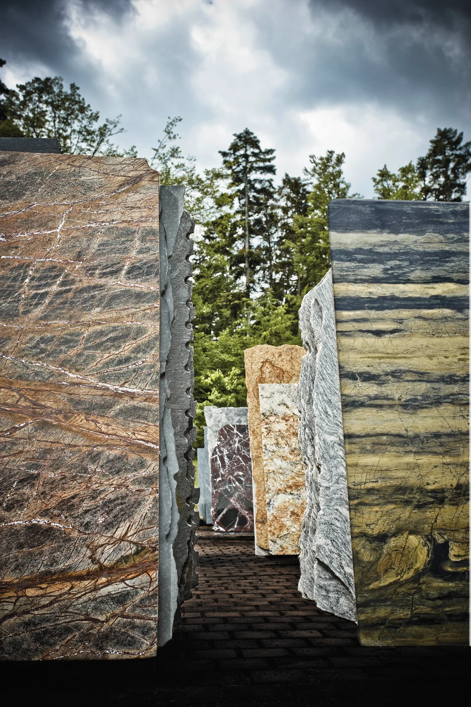 A material millions of years old turned into modern furniture: In DRAENERT's natural stone park, customers can choose the colouring and grain they want for their unique design piece