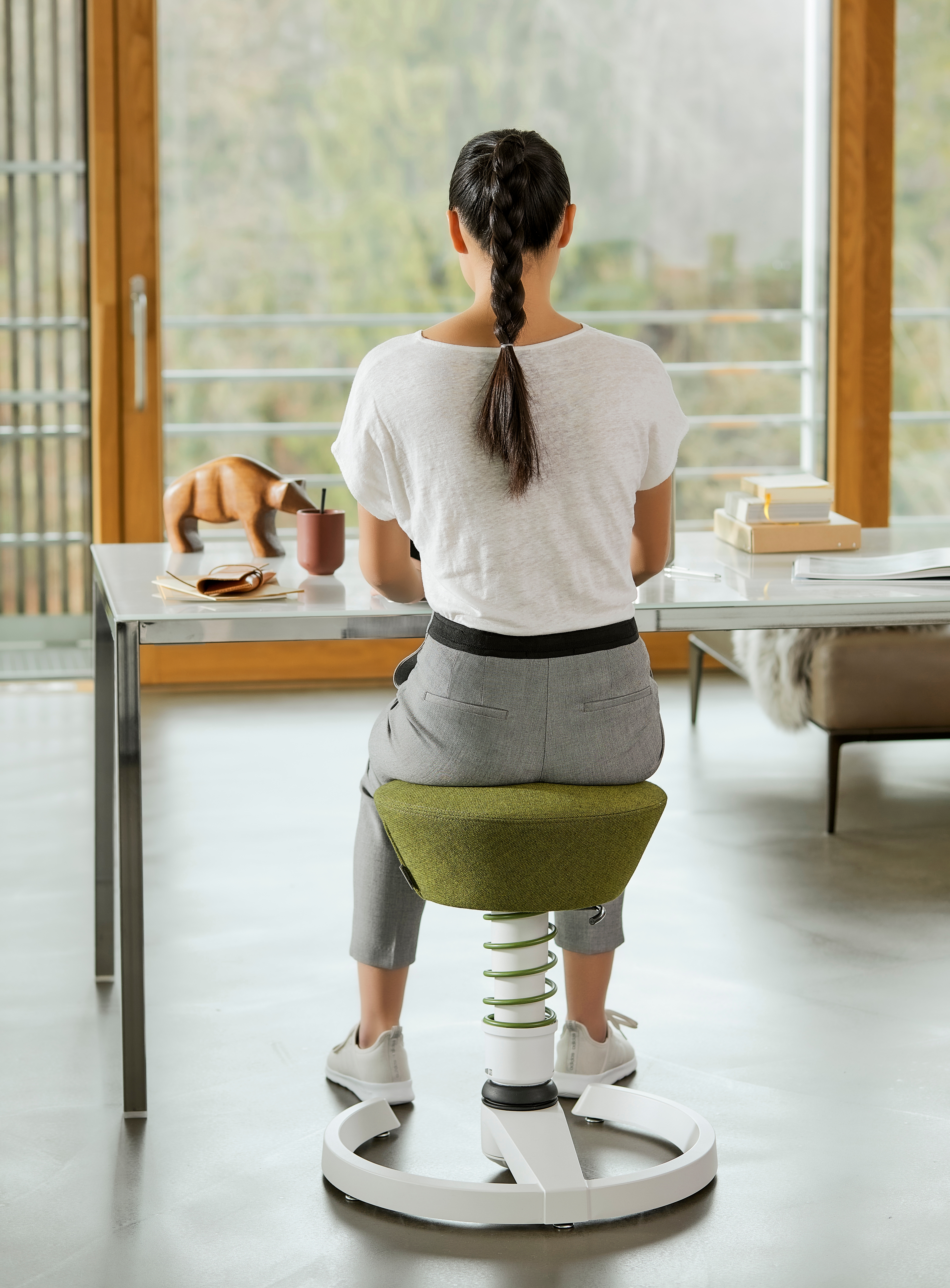 Studies have confirmed that the Aeris Swopper improves posture while sitting, reduces back problems, and increases people’s ability to concentrate