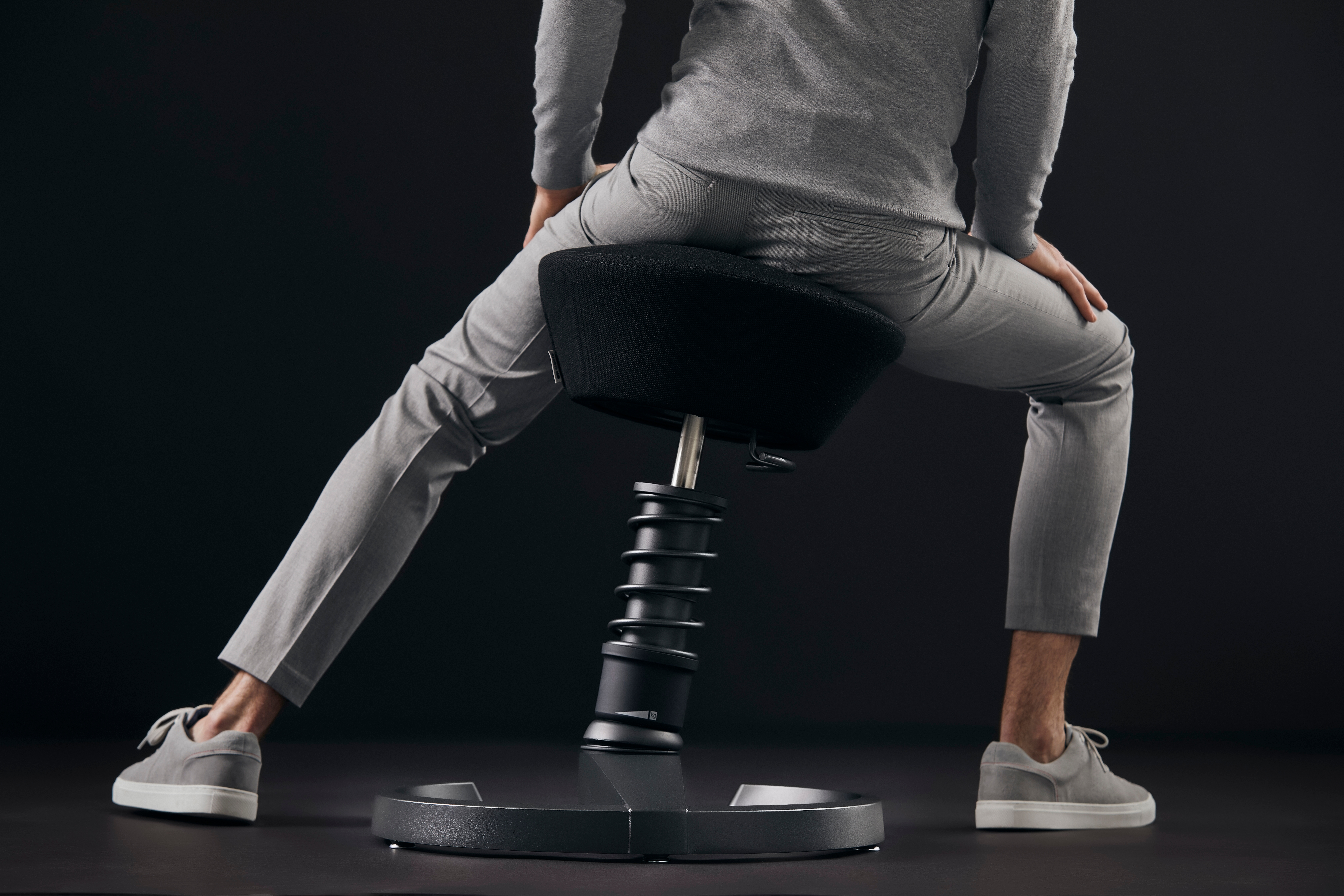 Three-dimensional sitting, in the office or at home: To keep the body moving while working at a desk, the Aeris Swopper offers lateral flexibility, forward-tilting with a pivot point close to the floor, as well as vertical oscillation