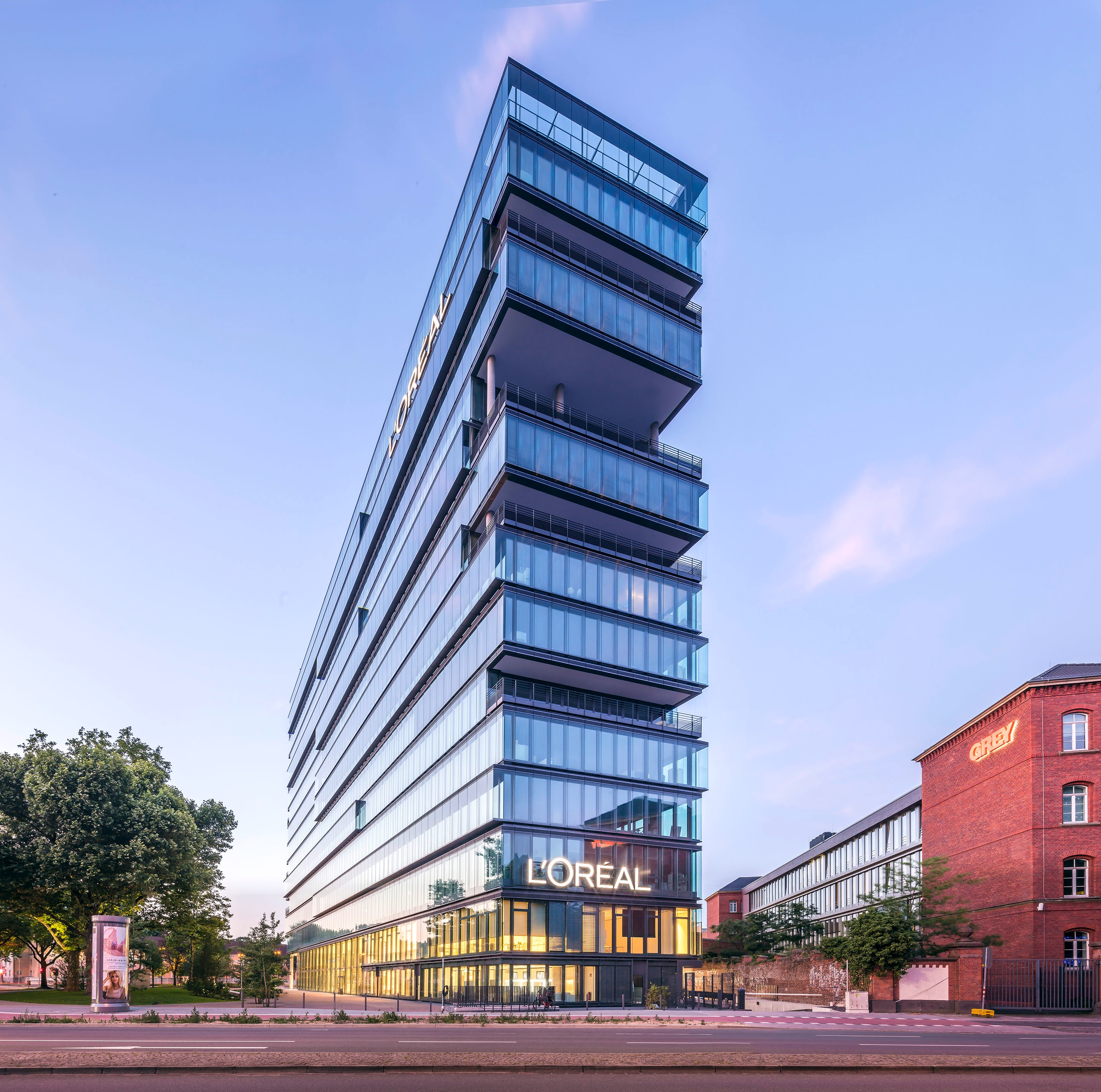 Located not far from the Rhine, the office building reflects L'Oréal's values, both inside and out: transparency, sustainability and innovation. The floors have been staggered, giving the entire design a sense of movement