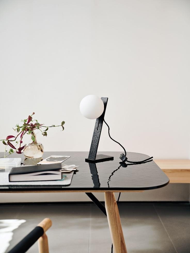 Suspense table lamp