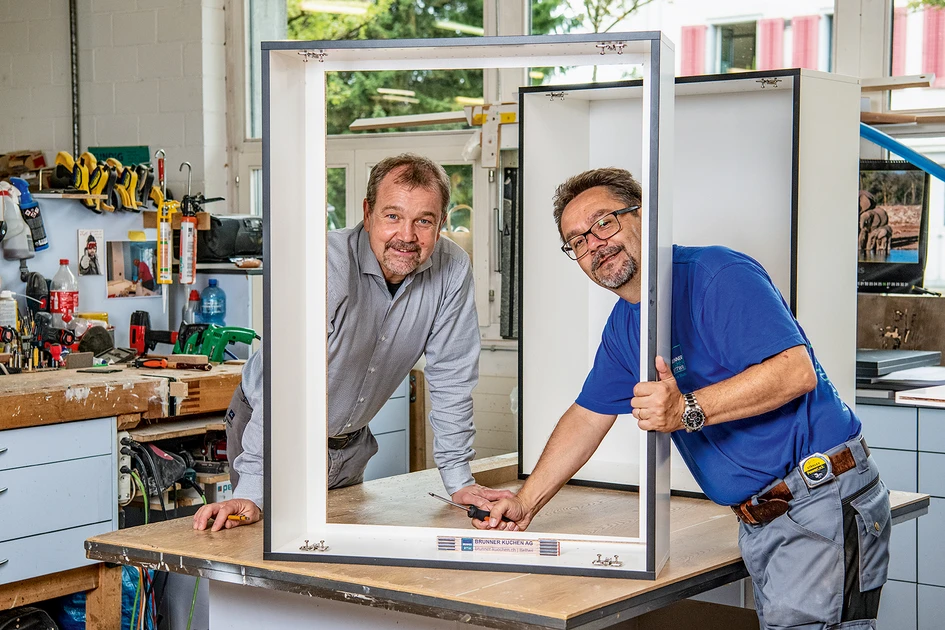 Roland Vogt (links), Verkaufsberater, und Markus Stutz, Produktionsleiter, aus dem Team von Brunner Küchen