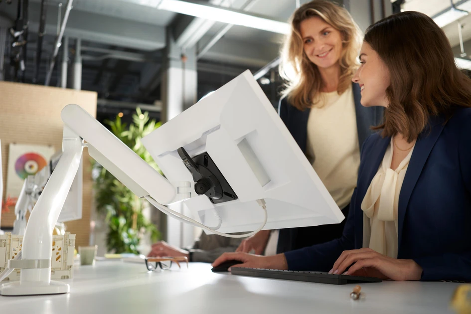 Freedom of movement: Equipped with a high-end gas spring, the Viewprime model with monitor arm ensures dynamism at work, and, in the dual version, also optimises teamwork. And movable with just the touch of a finger