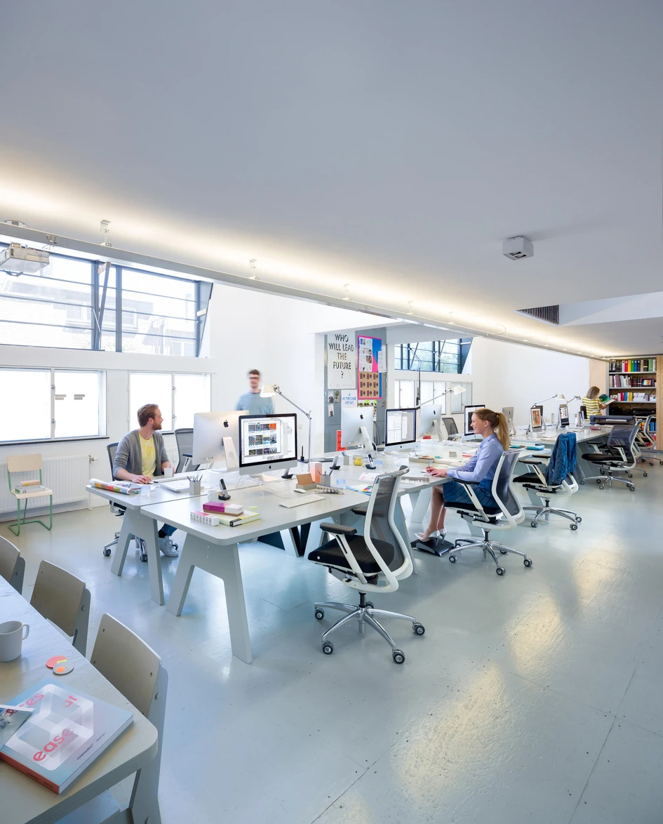 Not just using, but enjoying: Dataflex succeeds in creating working environments with a minimalist look, as with the addit collection, in which technology is packaged in such a way that it can be comfortably used while remaining almost invisible
