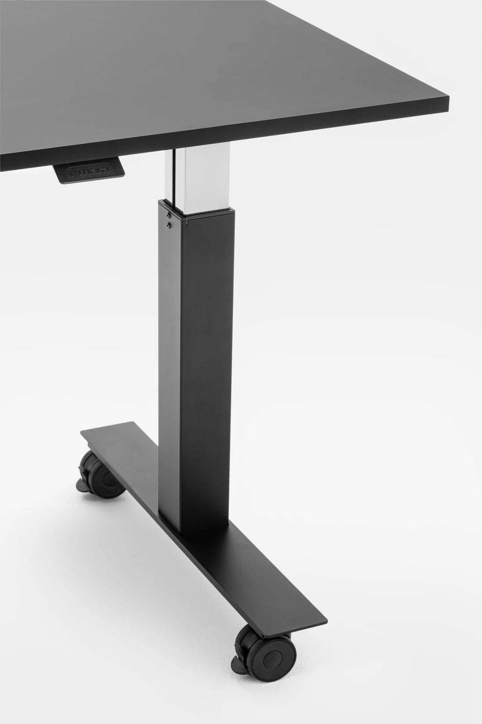 With a palette of various colours to choose from, the Follow tables and desks are proposed as a choice for an ergonomic home office and for shared co-working spaces , as suits modern work practices