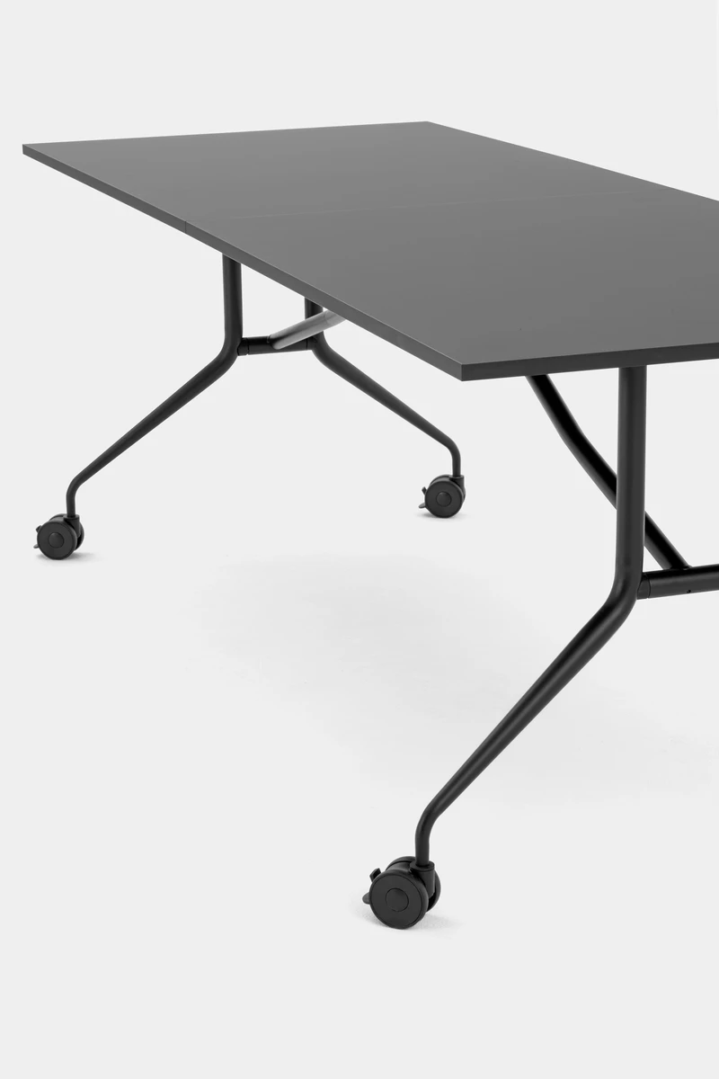 Multiple-use and space-saving functionalities are common to a number of Mara’s furniture families. The Follow, Timmy and Argo collections, for example, all offer folding and tilting versions of their tables