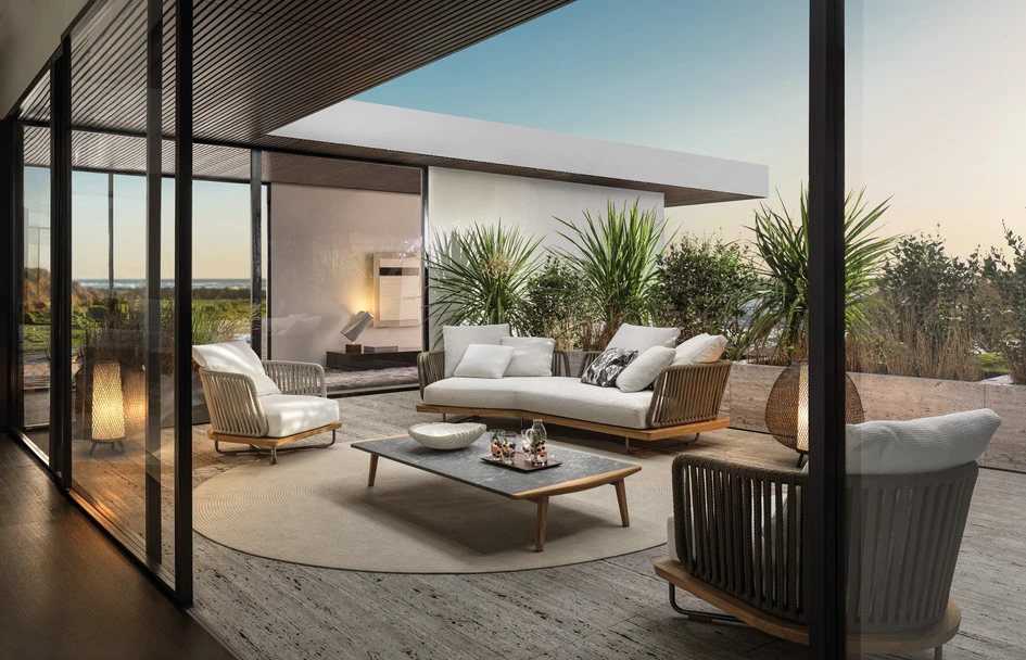Imitating the elegance of indoor furnishing solutions, the Sunray seating system evokes intimacy and relaxation through its curved backrest with interwoven cords, available in Bronze and Ecru