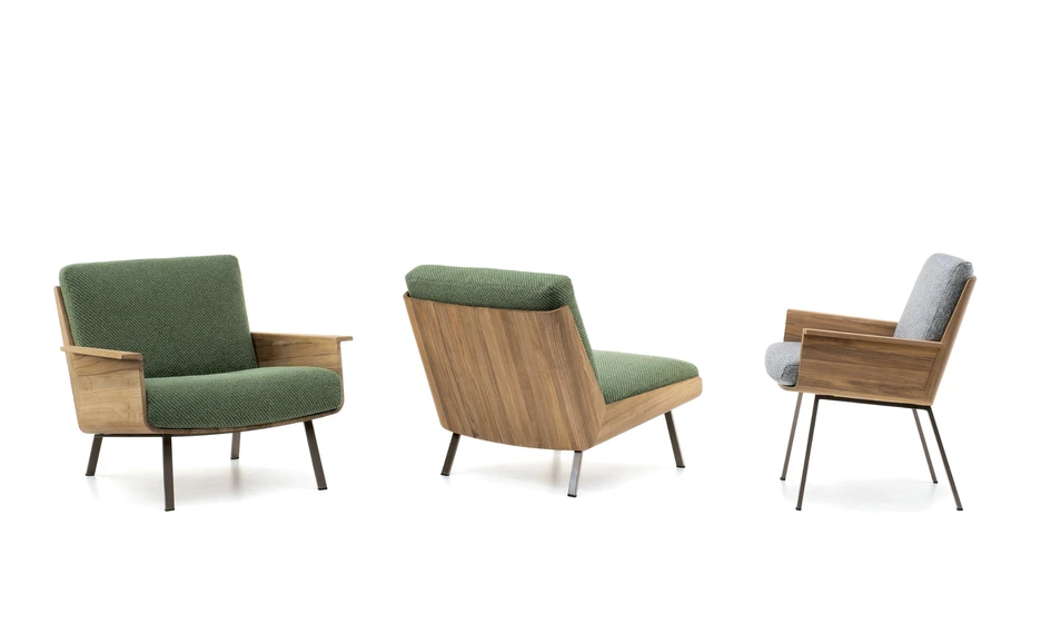With balanced proportions for maximum comfort, the Daiki seats feature a curved solid teak shell and a stainless steel frame with Bronze-coloured legs