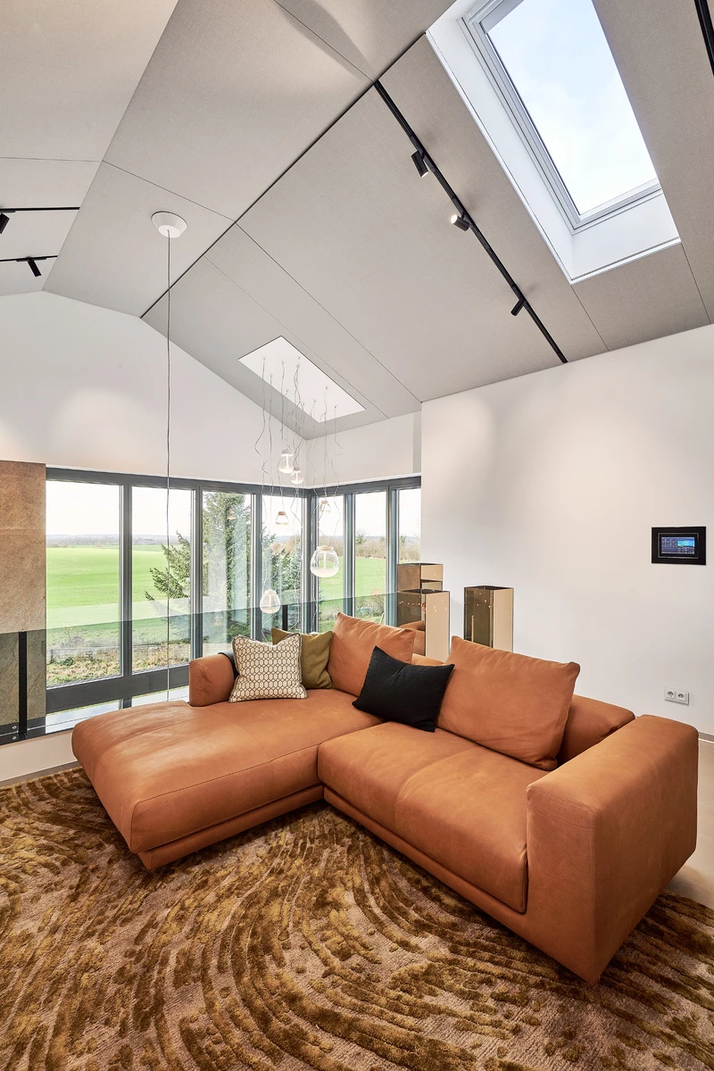 The high, open rooms in the living area are brightly lit even from airy heights thanks to the effective vector spotlights of the A.24 system. The magnetic profiles are precisely integrated into the acoustic ceiling