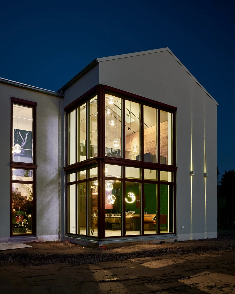 Such charisma: For the lighting of the house, the client and the planners relied almost entirely on products from Artemide. The facade features wall luminaires from the Italian manufacturer's Effetto series