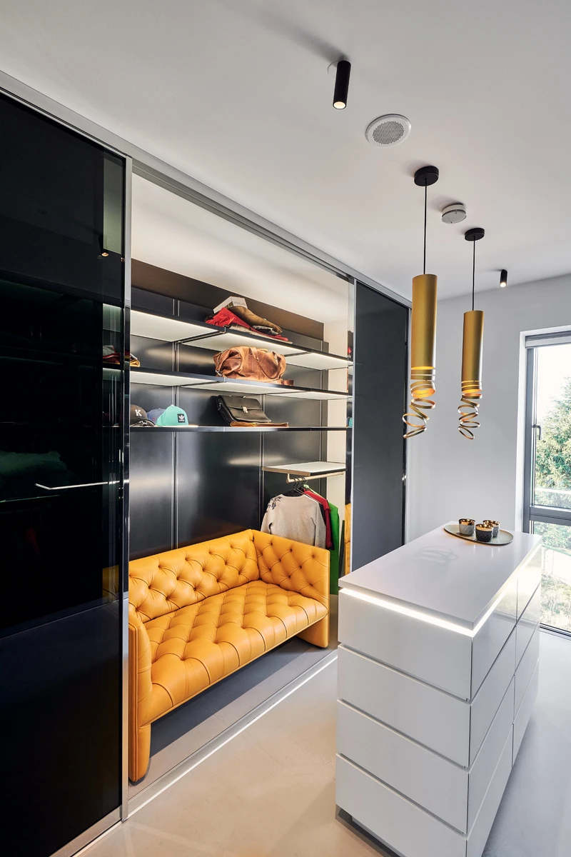 The A.24 lighting system is also used in the bedrooms as a structuring lighting system. The dressing room is filled with a play of semi-transparency, direct lighting and the elegance of golden Decomposé luminaires