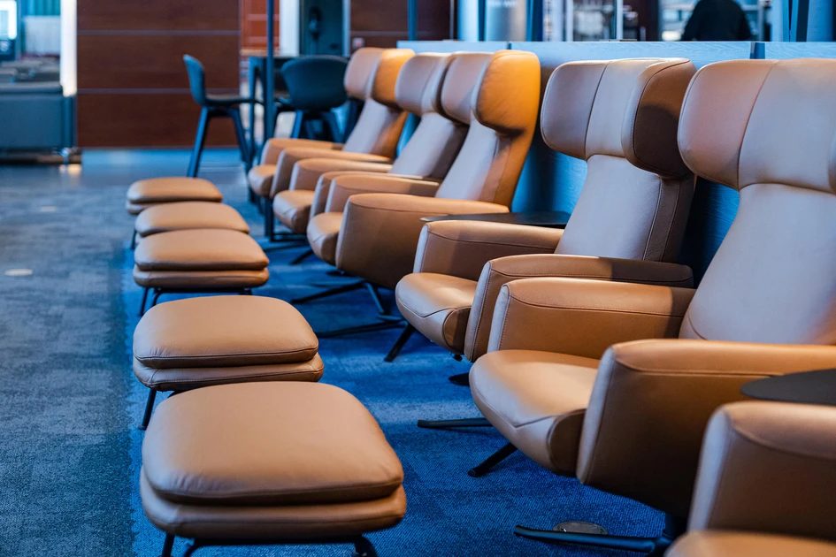 Different seating options from BoConcept’s portfolio differentiate the zones in the lounge at Hamburg Airport. The uniform tan and black leather palette tie the design together