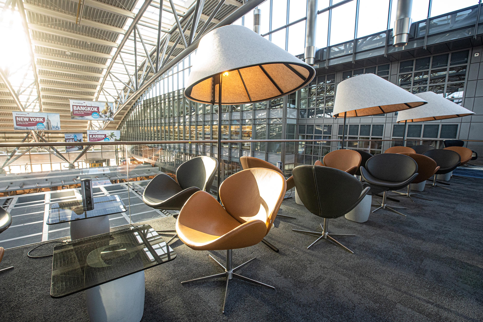 In the VIP lounge at Hamburg Airport, BoConcpet’s swivel function Ogi chairs are used to create comfortable grouped seating areas under acoustic-friendly lamps