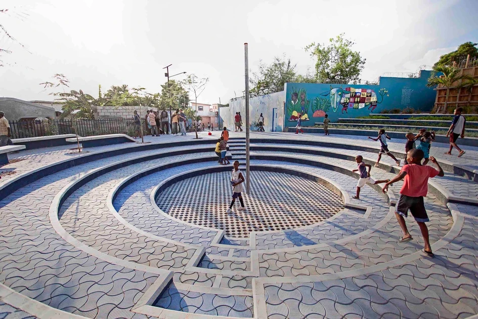 Tapis Rouge public space in an informal neighbourhood in Haiti / Emergent Vernacular Architecture (EVA Studio). Image © Gianluca Stefani