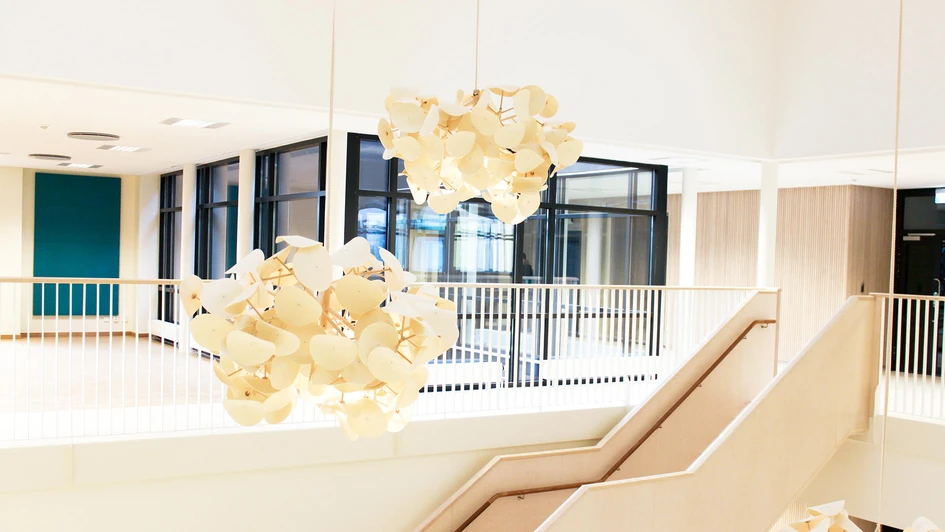 The leaf lamp series’ sound-absorbing wool-felt foliage improves soundscapes and verbal comprehension in shared workspaces and busy communal environments