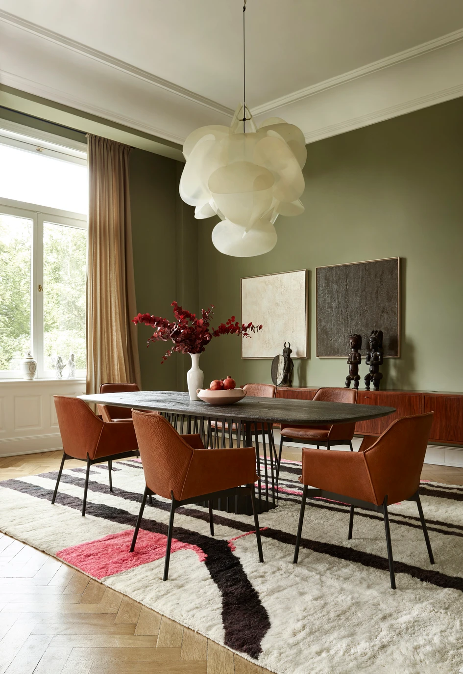 GRACE stands up to everyday life with nobility. The filigree, black frame is powder-coated, and the chair’s leather becomes even more charming with use