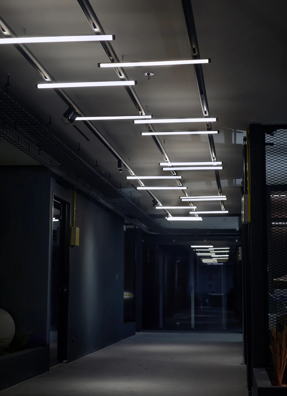 The magnetic system is highly configurable and adaptable, making it suitable for all sorts of contexts and environments where direct or indirect illumination is required