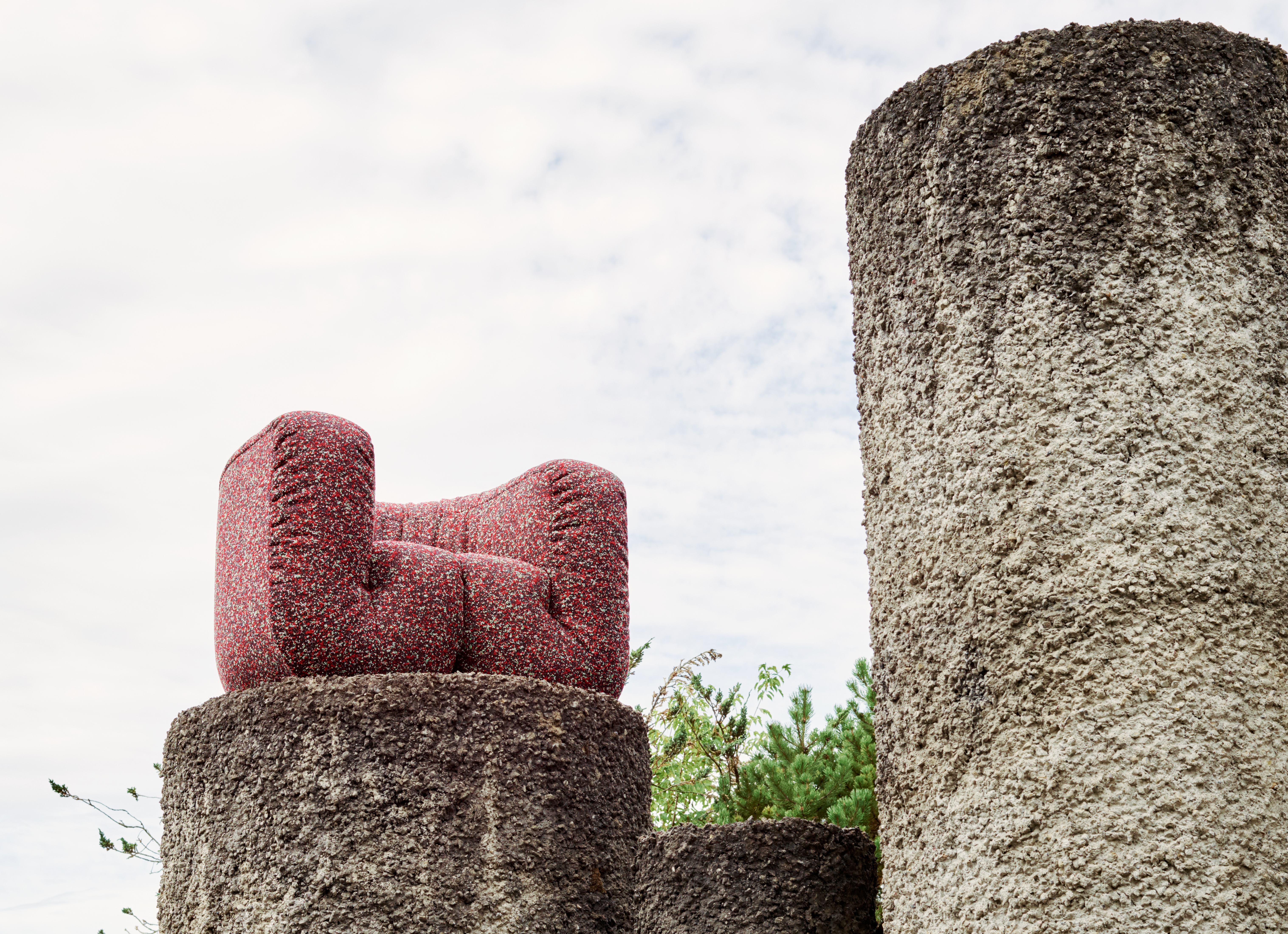 Entscheidet man sich für die Sofa-Variante in Kombination mit dem Einsitzer, ist sichergestellt, dass die formale Verwandtschaft beider Möbel sofort ins Auge fällt