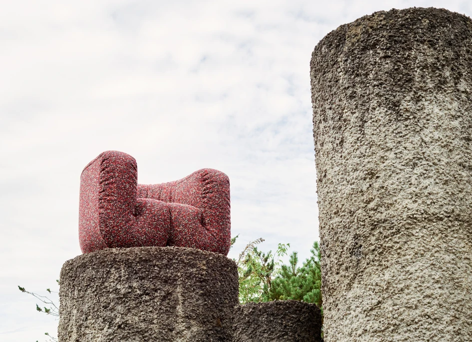 Entscheidet man sich für die Sofa-Variante in Kombination mit dem Einsitzer, ist sichergestellt, dass die formale Verwandtschaft beider Möbel sofort ins Auge fällt
