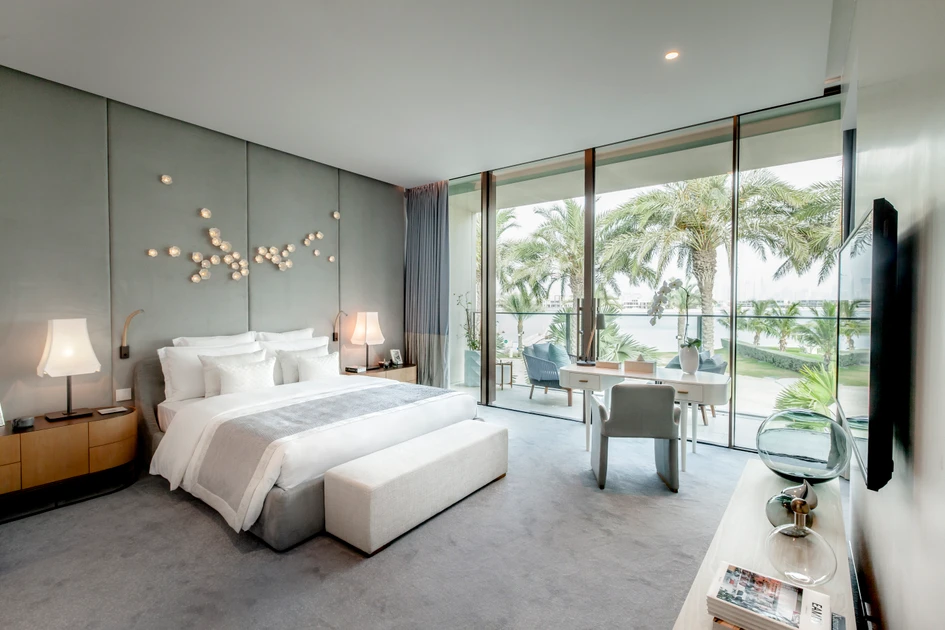 The rooms of the Royal Atlantis Resort have floor to ceiling glazing, with frames from Orama Minimal Frames. The frames allow for spectacular, uninterrupted views of the shoreline