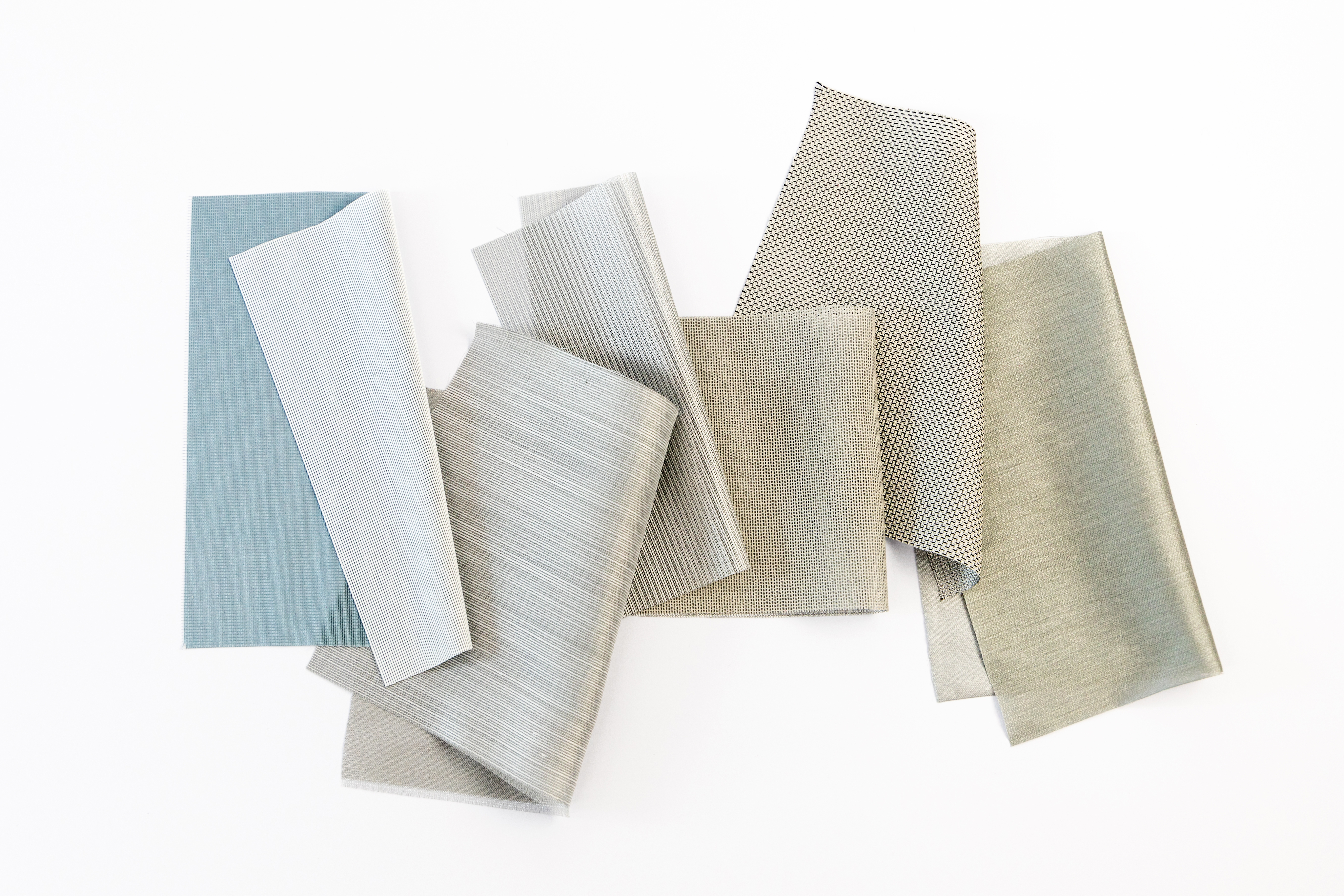 All textiles in the collection have two distinct sides. The one facing the sun is mostly aluminium-metallised, which reflects visible light and heat energy