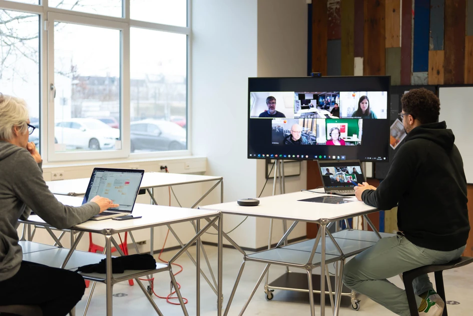 Smart from experience: the HPI D-School teams also connect with System 180 via video conferencing to advance ideas for hybrid spaces