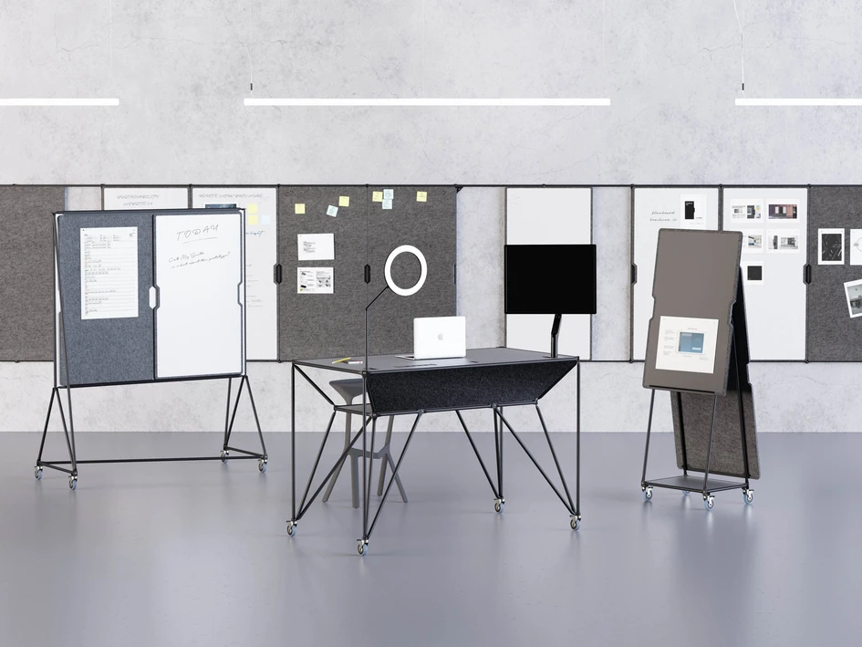 Versatile studio design: from ring lights to rollable elements to changing backgrounds, everything has been thought of to bring seminars, tutorials, coaching sessions and similar formats online