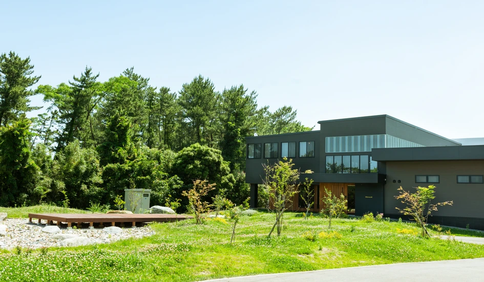 The uplifting interiors and natural surroundings of Ritzwell’s production facility, the Itoshima Seaside Factory