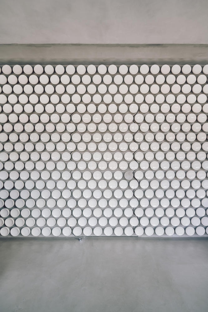 Pedra Silva Arquitectos’ design for Maida Smiles Dental Clinic in London included the use of more than 500 hand-crafted ceramic discs. Photo: Loop Audiovisual 