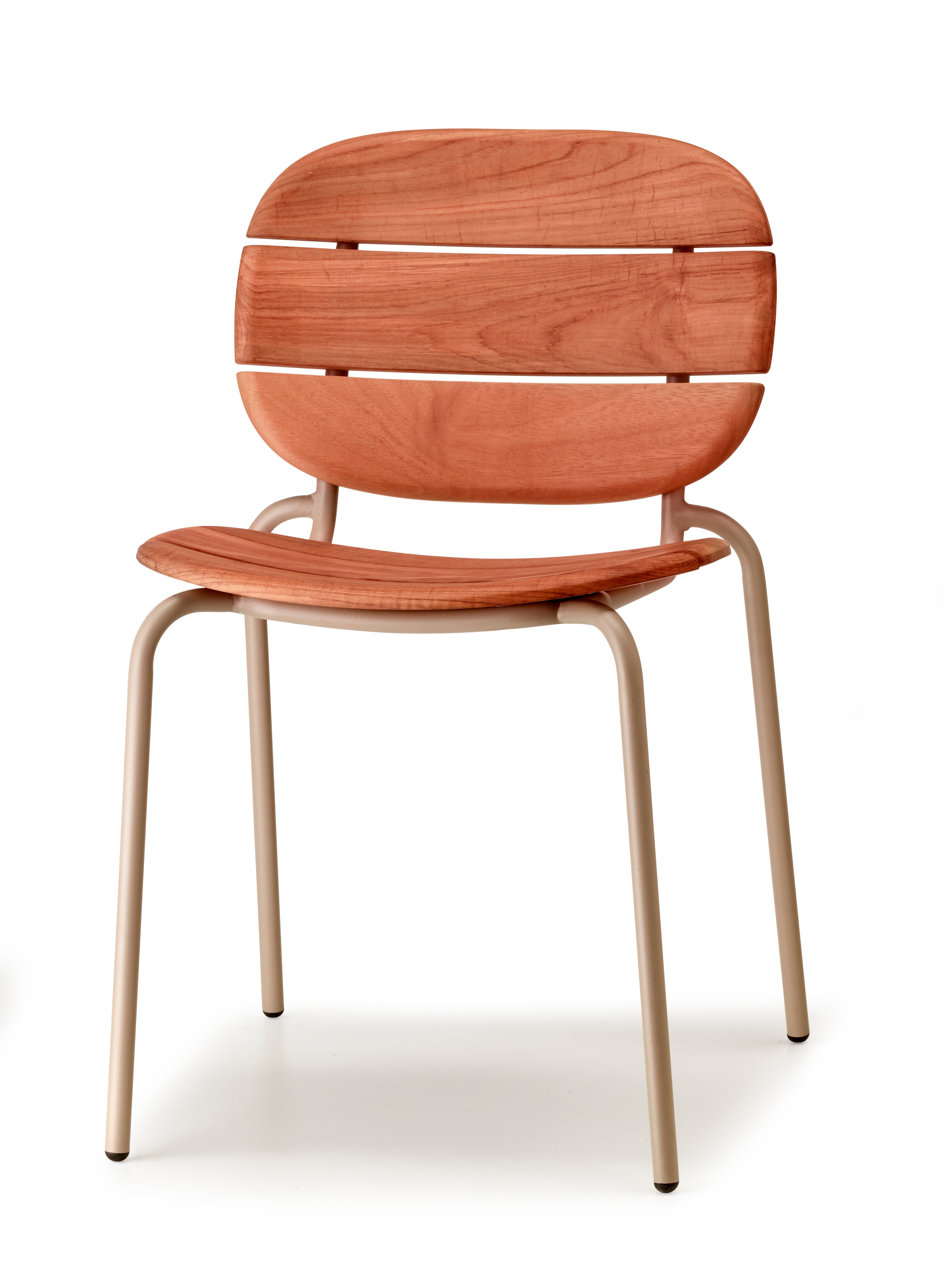 The Si-Si collection offers the possibility of mixing and matching materiality and colour. The wooden seat and backrest are made in solid Sapelli mahogany, and treated for outdoor use