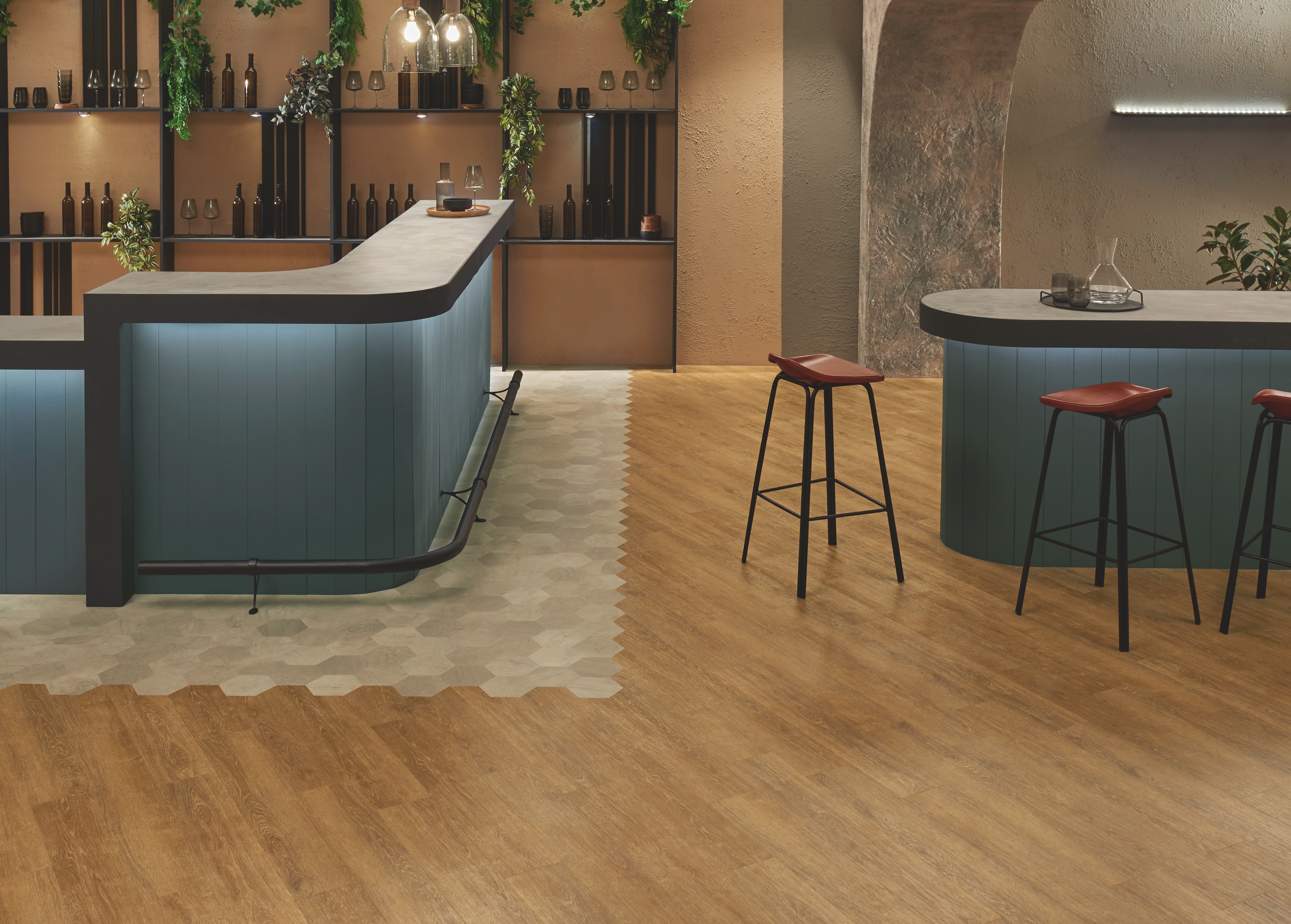 Warmer Holz-Look – aber belastbarer: Alle Produktfamilien von Amtico sind so gestaltet, dass ihre visuellen Effekte den Eindruck natürlicher Farben, Oberflächen und Maserungen vermitteln – sie also im besten Sinne täuschend echt erscheinen  