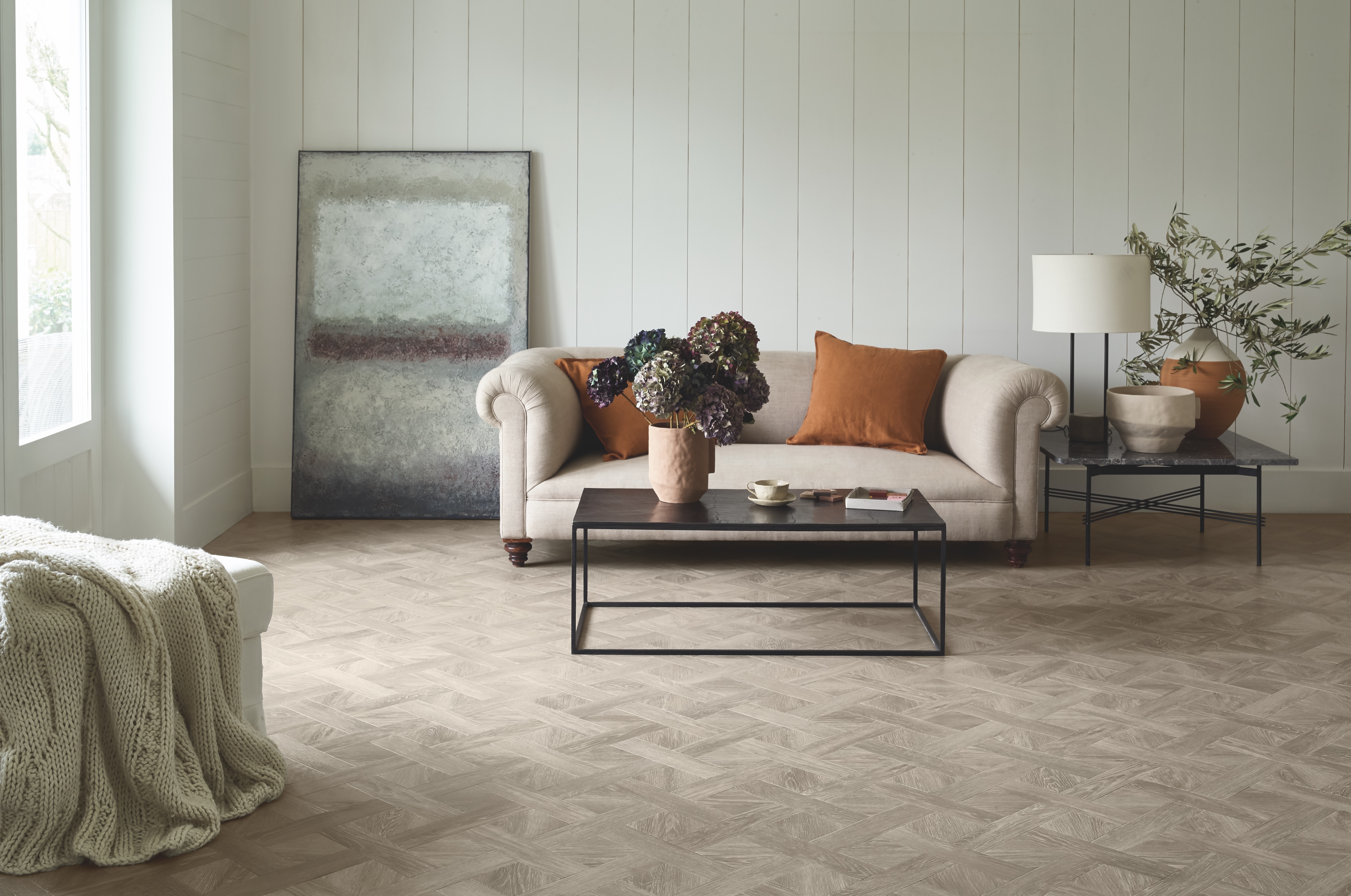 Um natürliche Materialien glaubhaft mit Vinyl zu imitieren, ist es entscheidend, den Feinheiten diverser Holz- und Steinarten so nahe wie möglich zu kommen