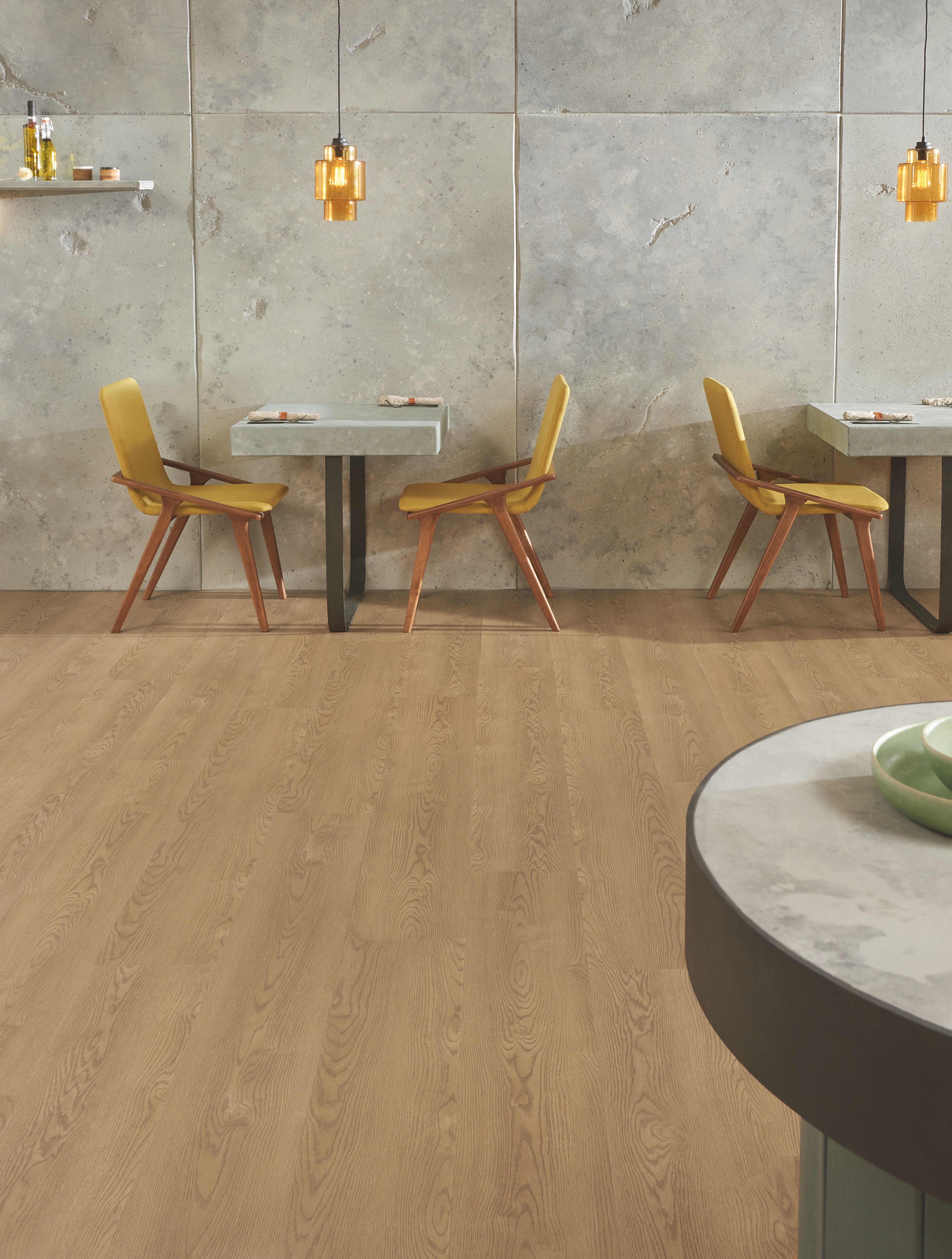 Die Serie umfasst Luxury Vinyl Tiles mit einem breiten Spektrum diverser Stein- und Holz-Designs und ist somit eine zeitgenössische, rustikale Alternative im Bereich der Bodengestaltung